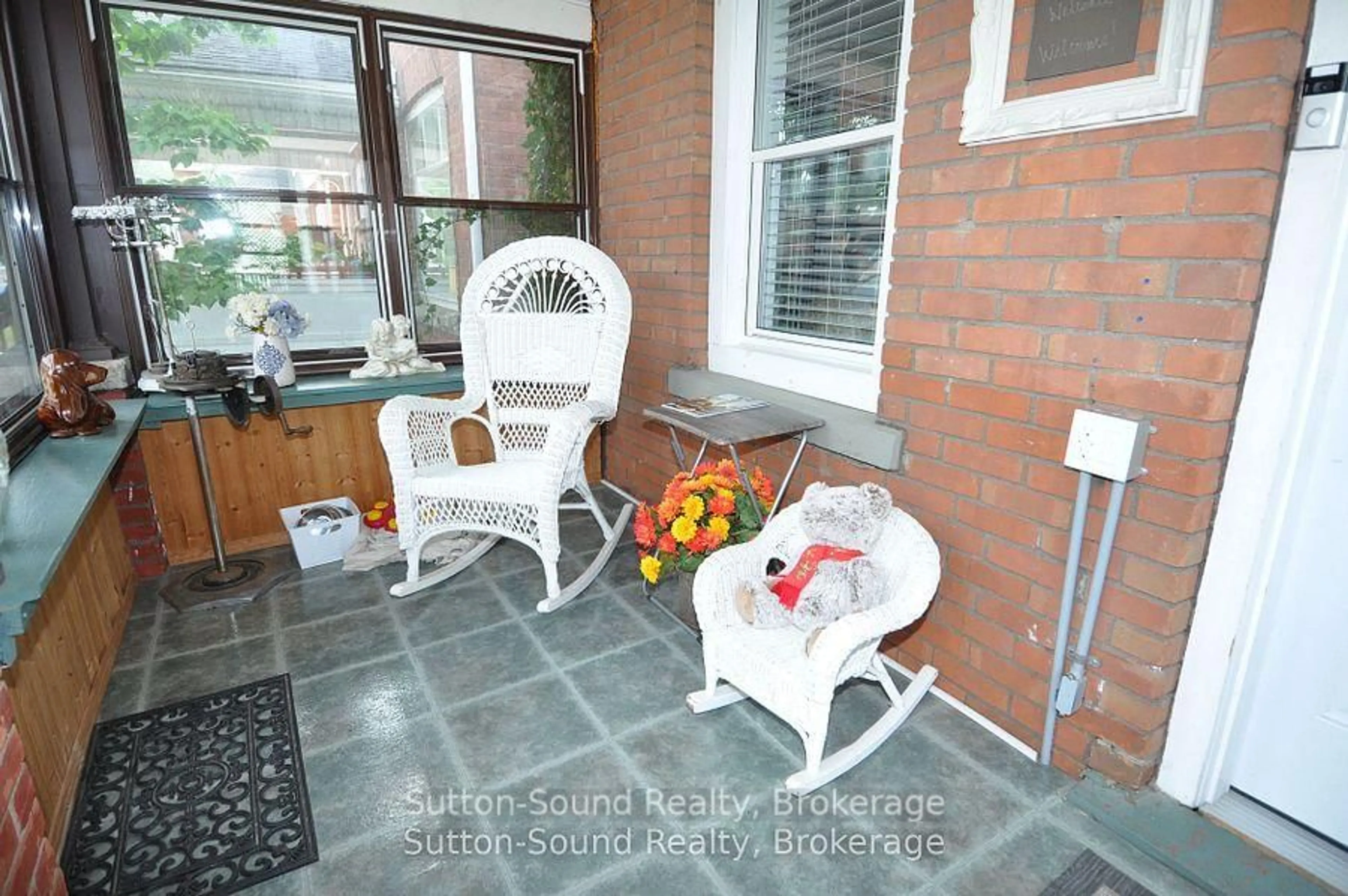Patio, street for 247 6th St, Owen Sound Ontario N4K 1E8