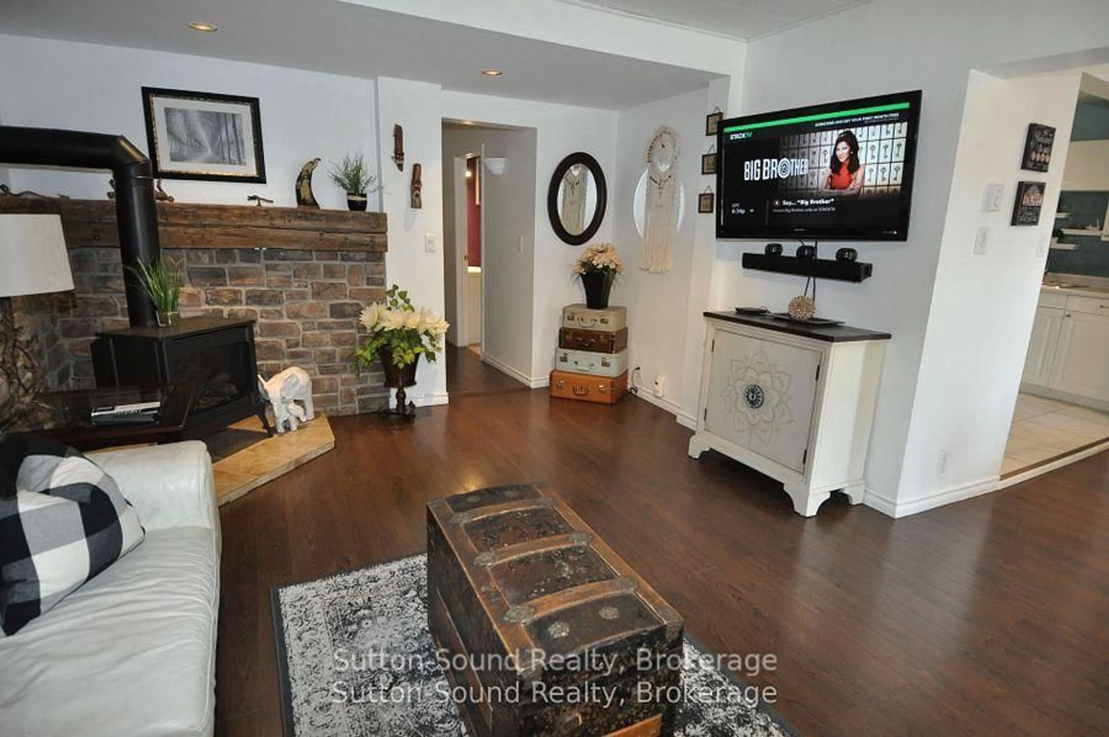 Living room with furniture, wood/laminate floor for 247 6th St, Owen Sound Ontario N4K 1E8