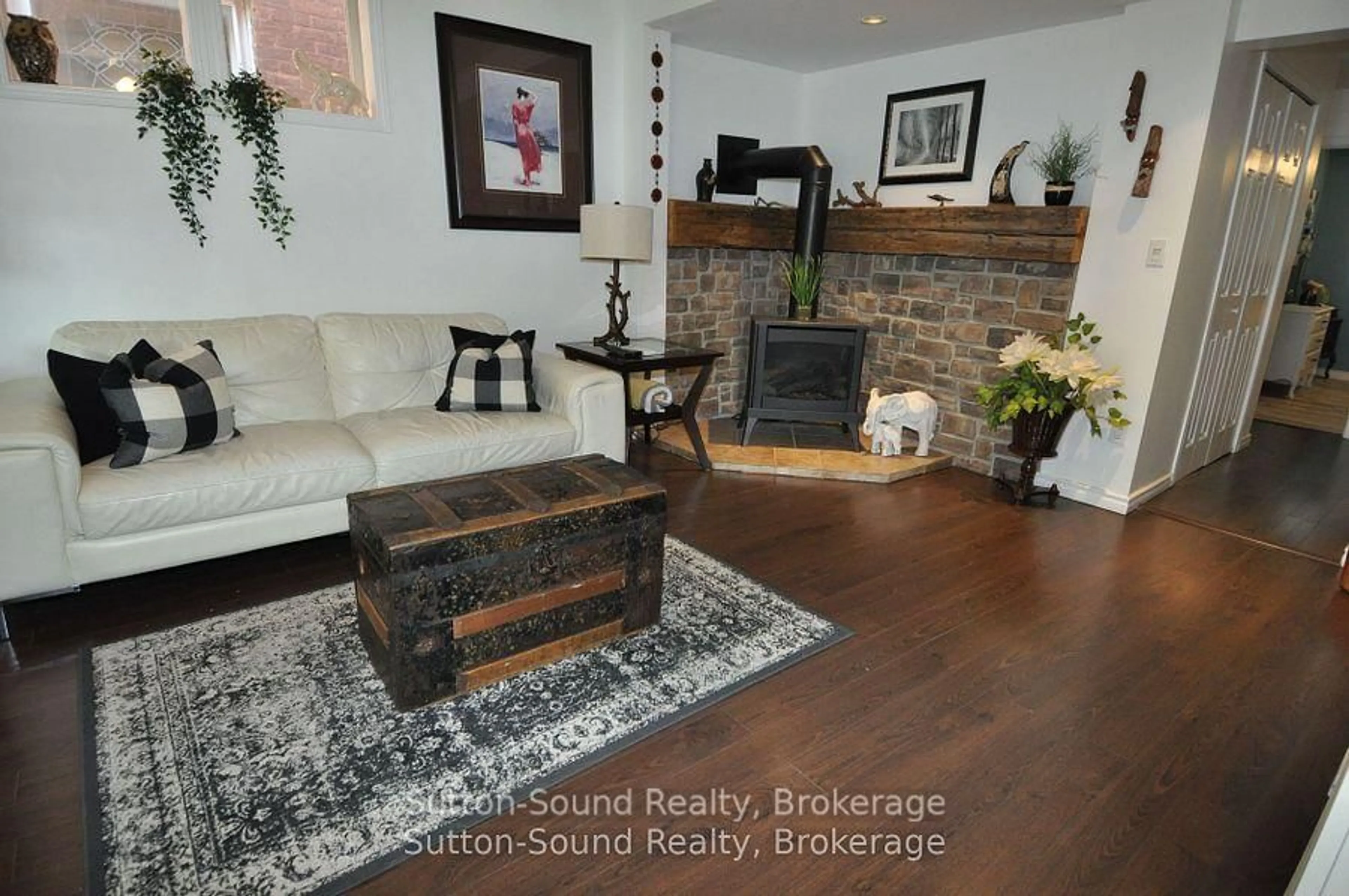 Living room with furniture, wood/laminate floor for 247 6th St, Owen Sound Ontario N4K 1E8