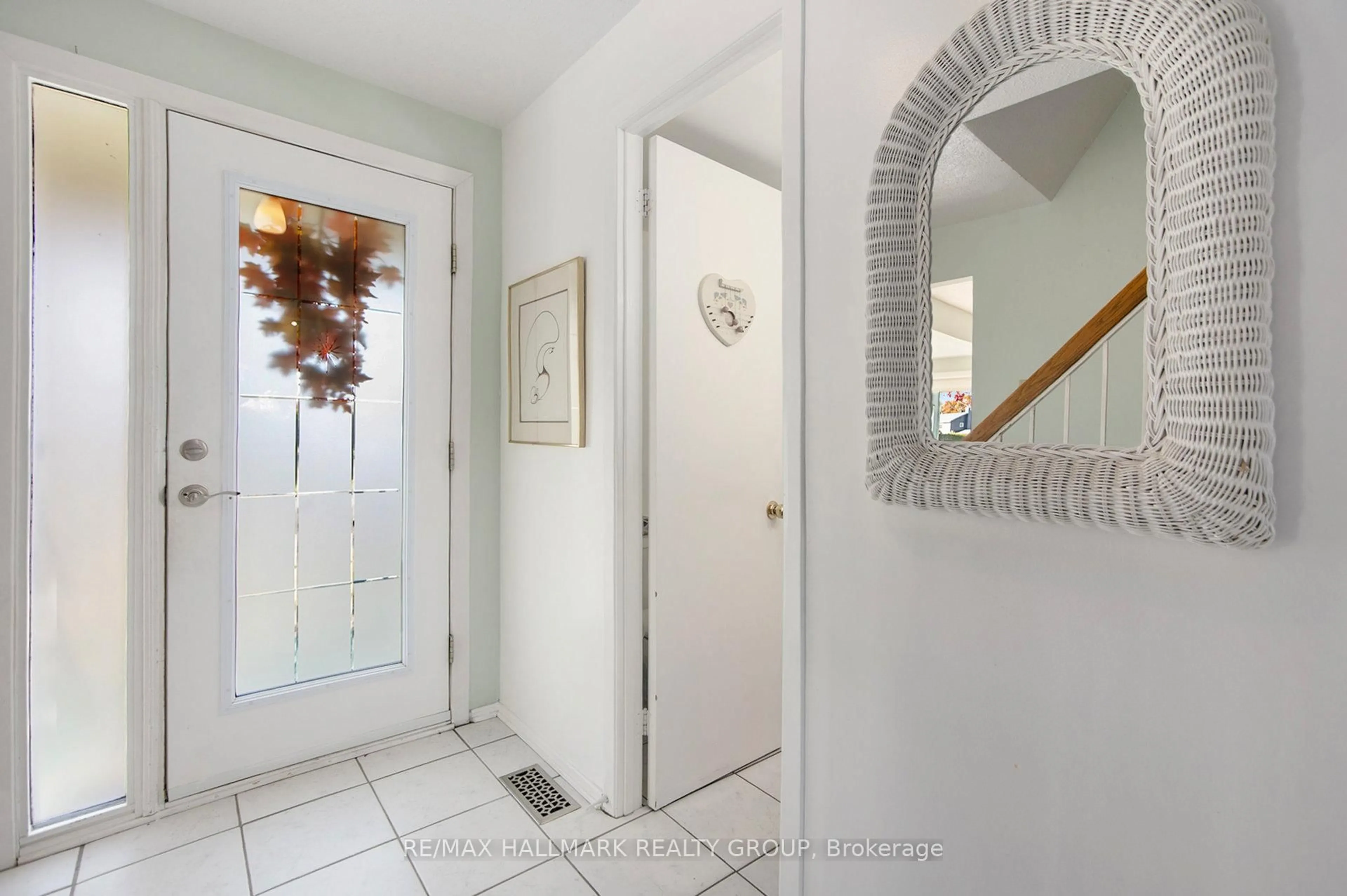 Indoor entryway for 1570 Payette Dr, Orleans Ontario K1E 1S9