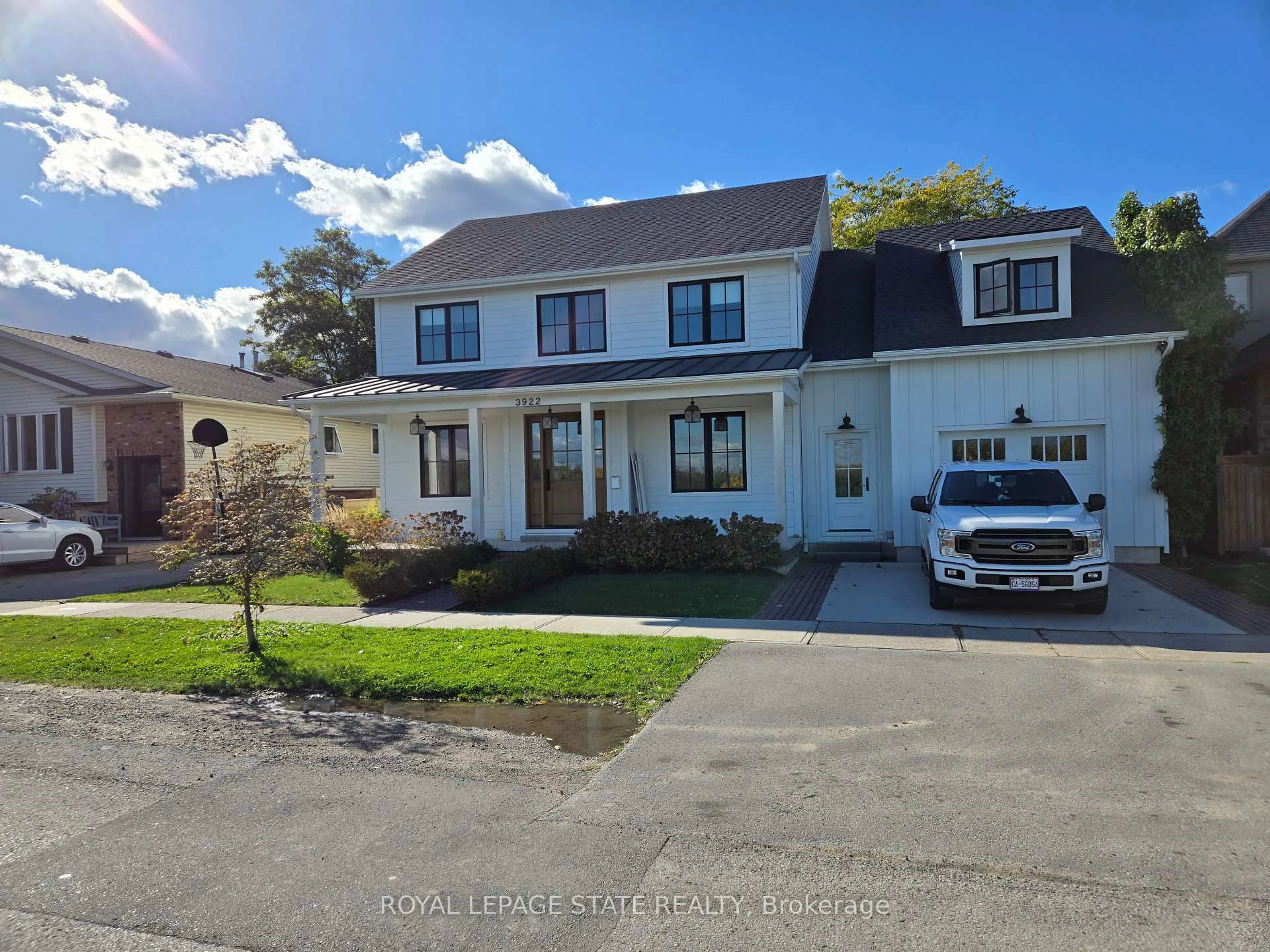 A pic from outside/outdoor area/front of a property/back of a property/a pic from drone, street for 3922 Twenty Third St, Lincoln Ontario L0R 2C0
