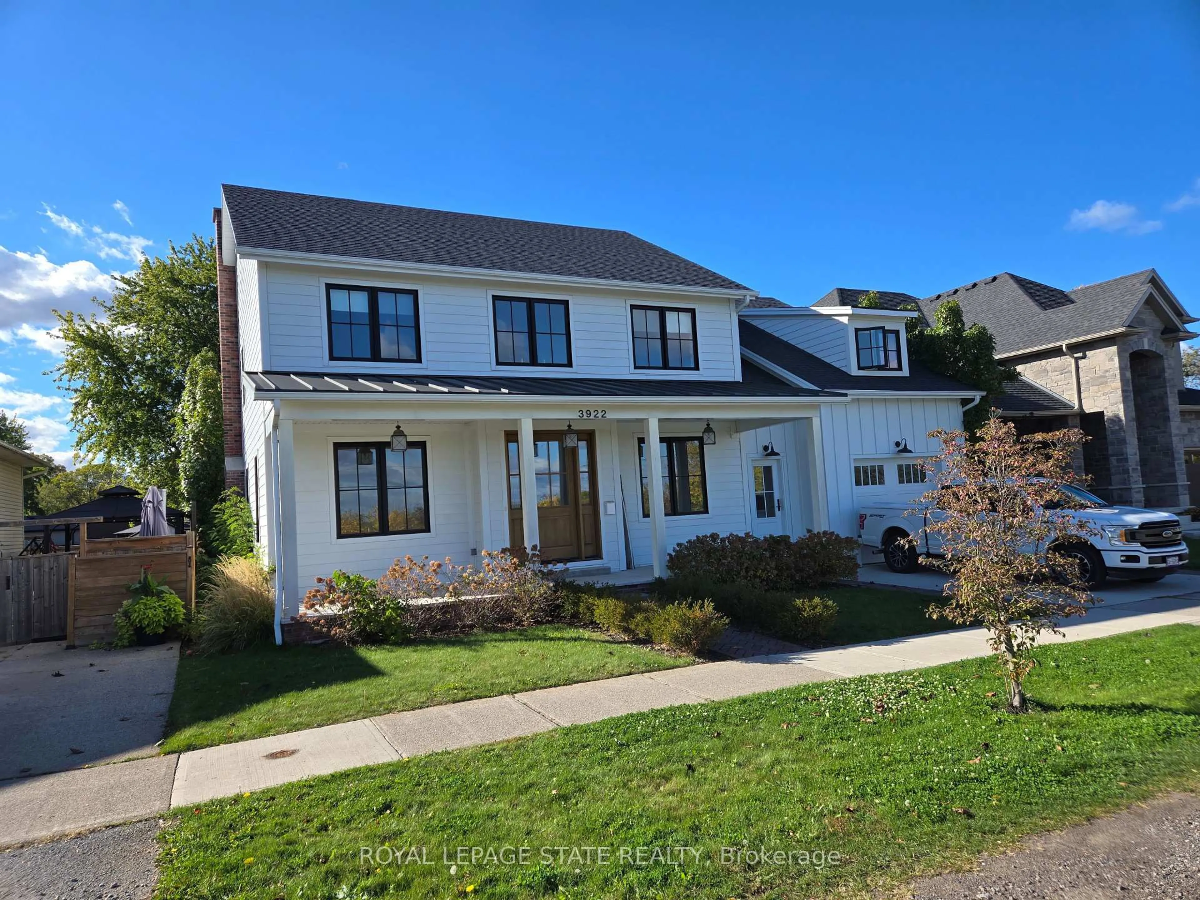 Home with vinyl exterior material, street for 3922 Twenty Third St, Lincoln Ontario L0R 2C0