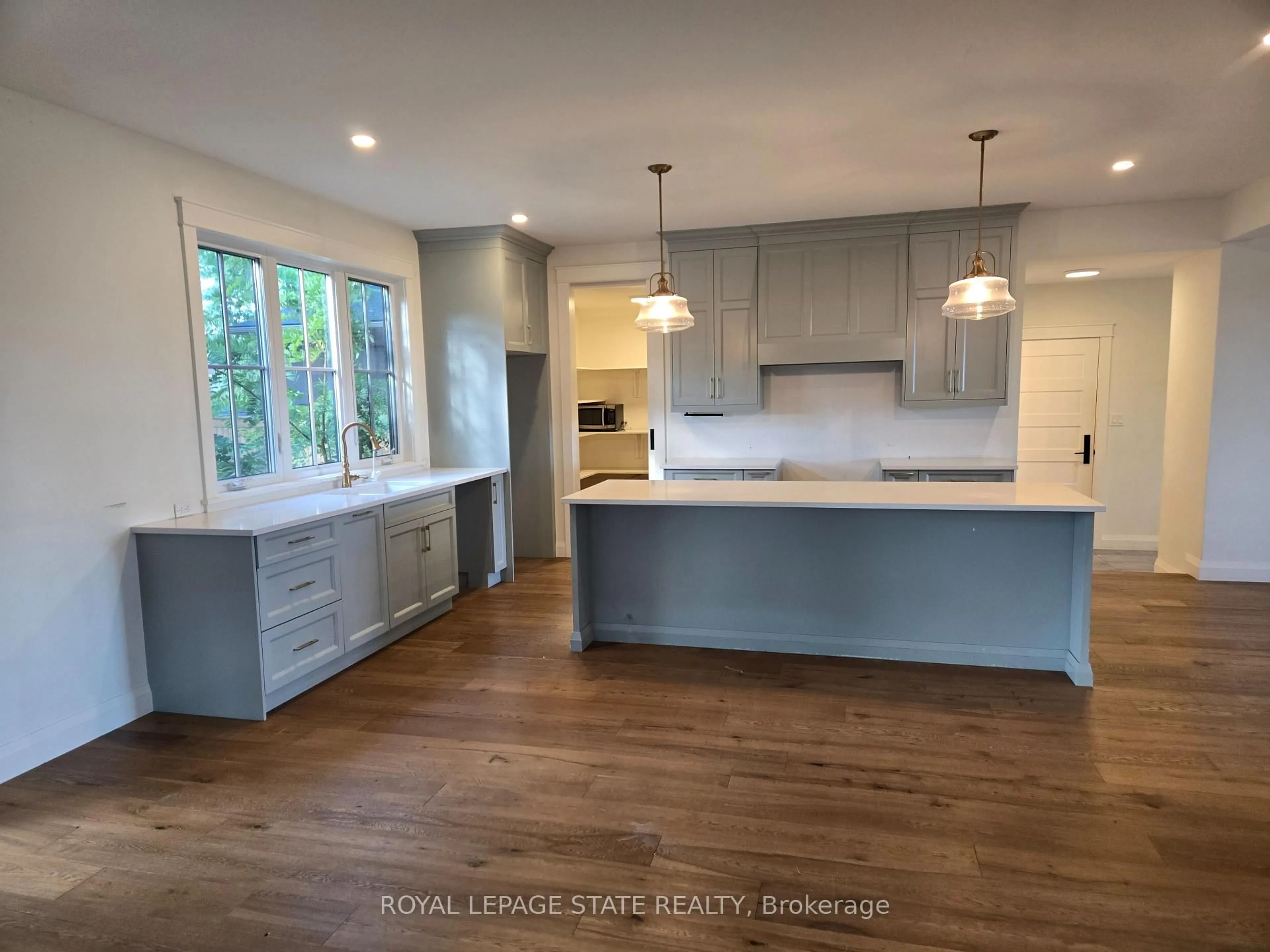 Open concept kitchen, wood/laminate floor for 3922 Twenty Third St, Lincoln Ontario L0R 2C0