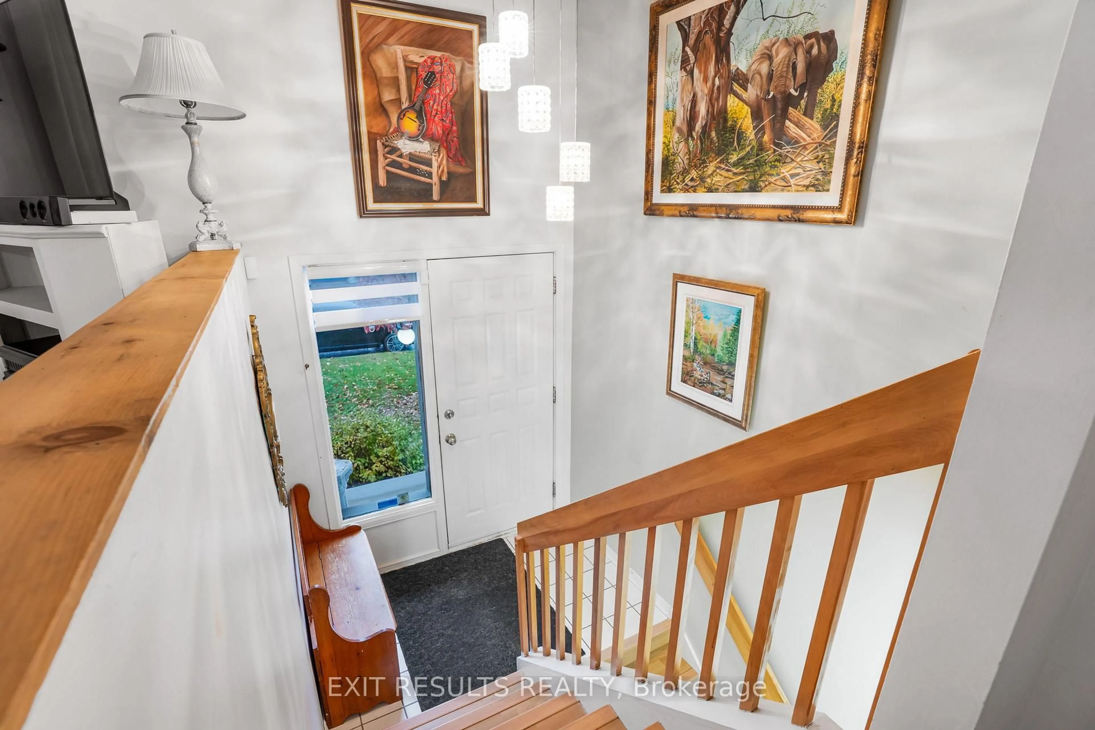 Indoor entryway for 439 Tupper St, Hawkesbury Ontario K6A 3L9