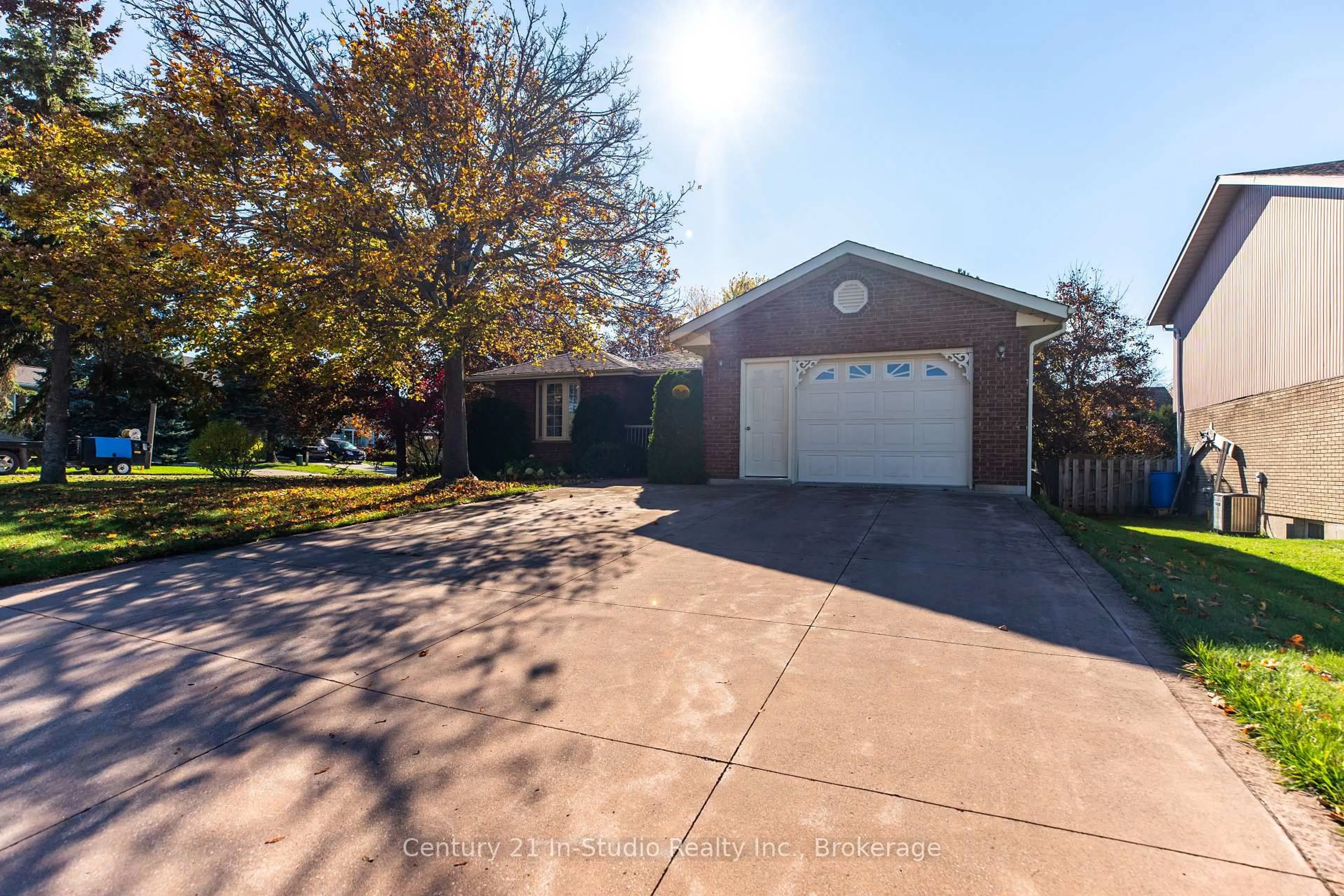 A pic from outside/outdoor area/front of a property/back of a property/a pic from drone, street for 750 Baird St, Kincardine Ontario N2Z 1M3
