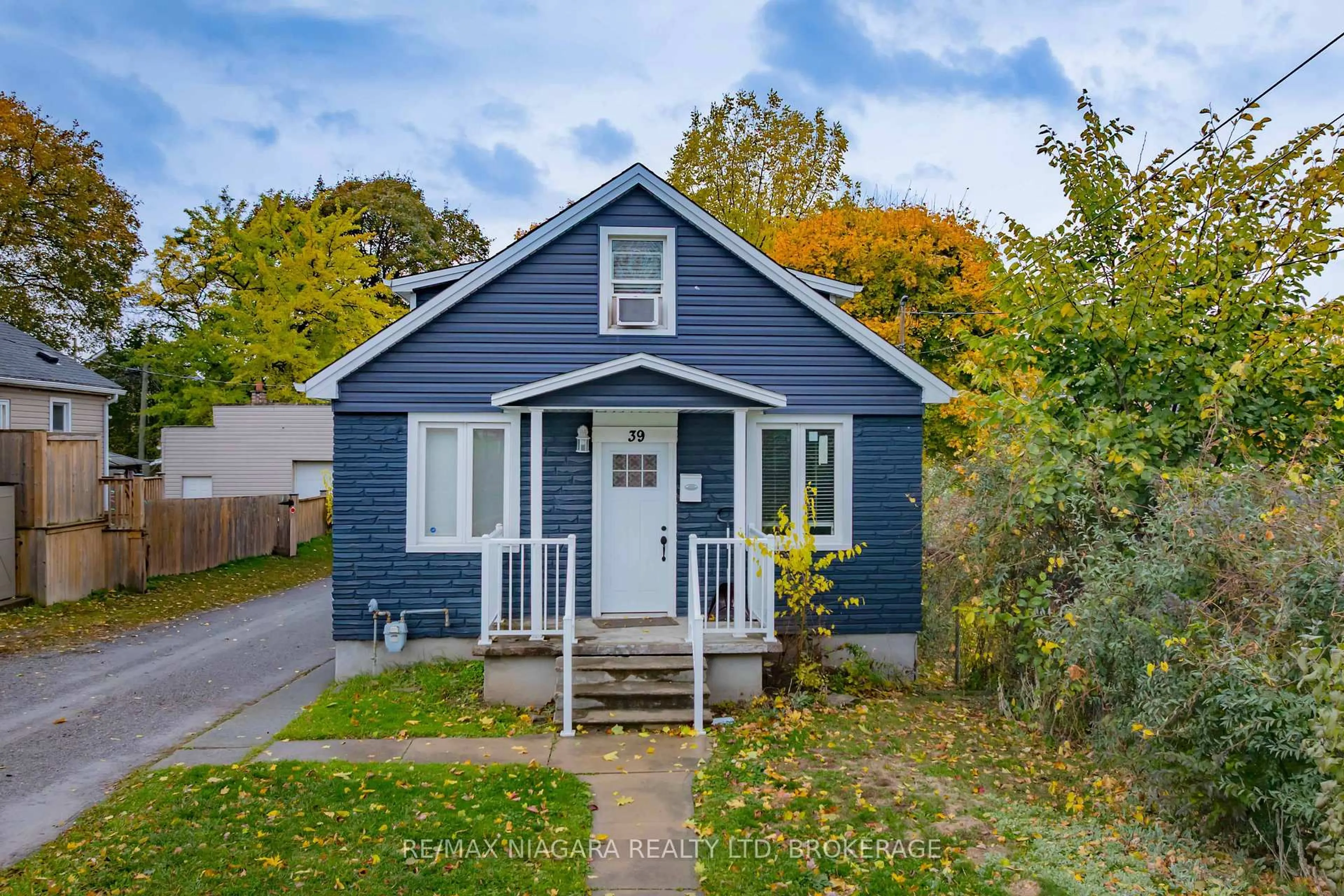 Home with vinyl exterior material, street for 39 CARLETON St, Thorold Ontario L2V 2A6