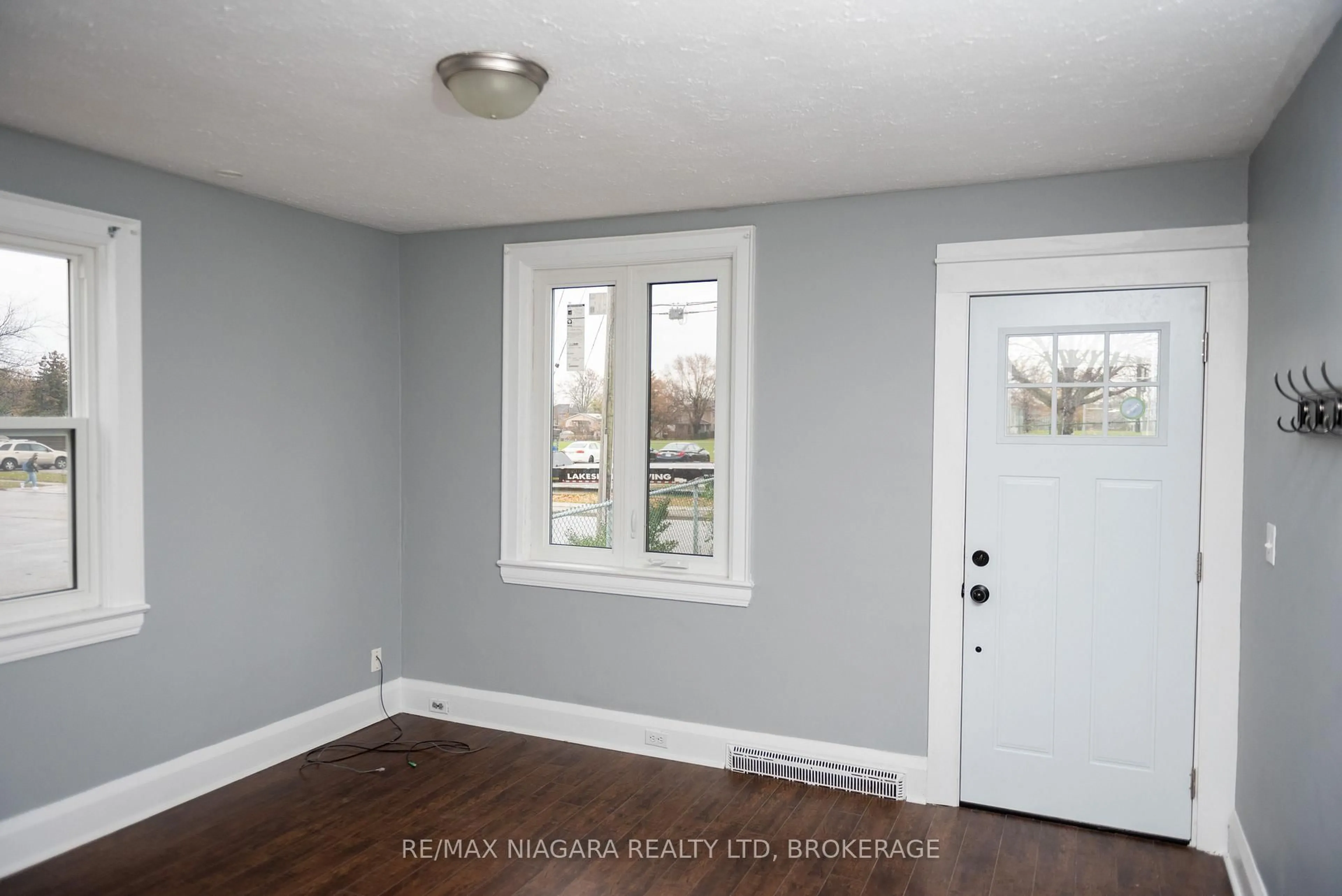Indoor entryway for 39 CARLETON St, Thorold Ontario L2V 2A6