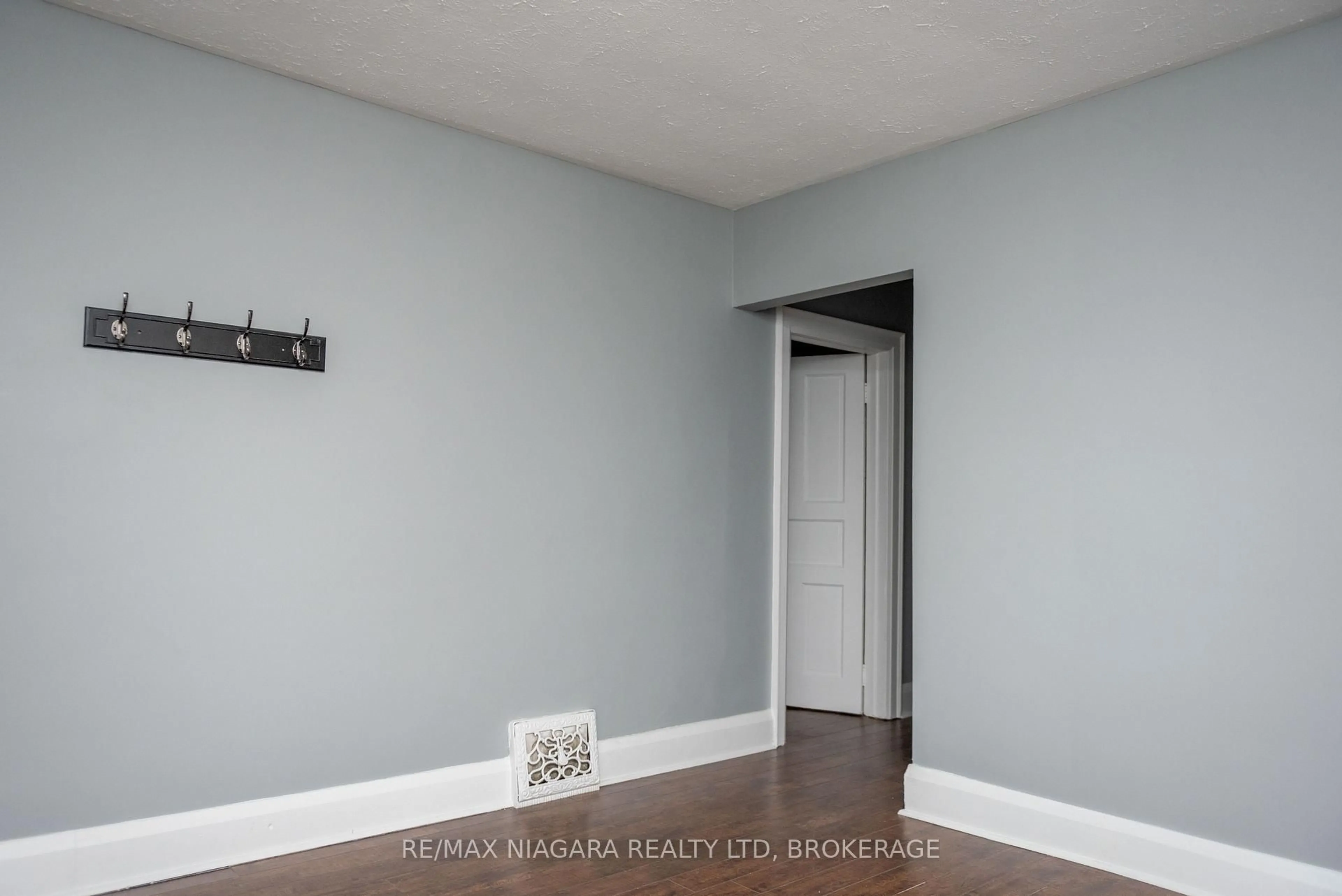 A pic of a room for 39 CARLETON St, Thorold Ontario L2V 2A6