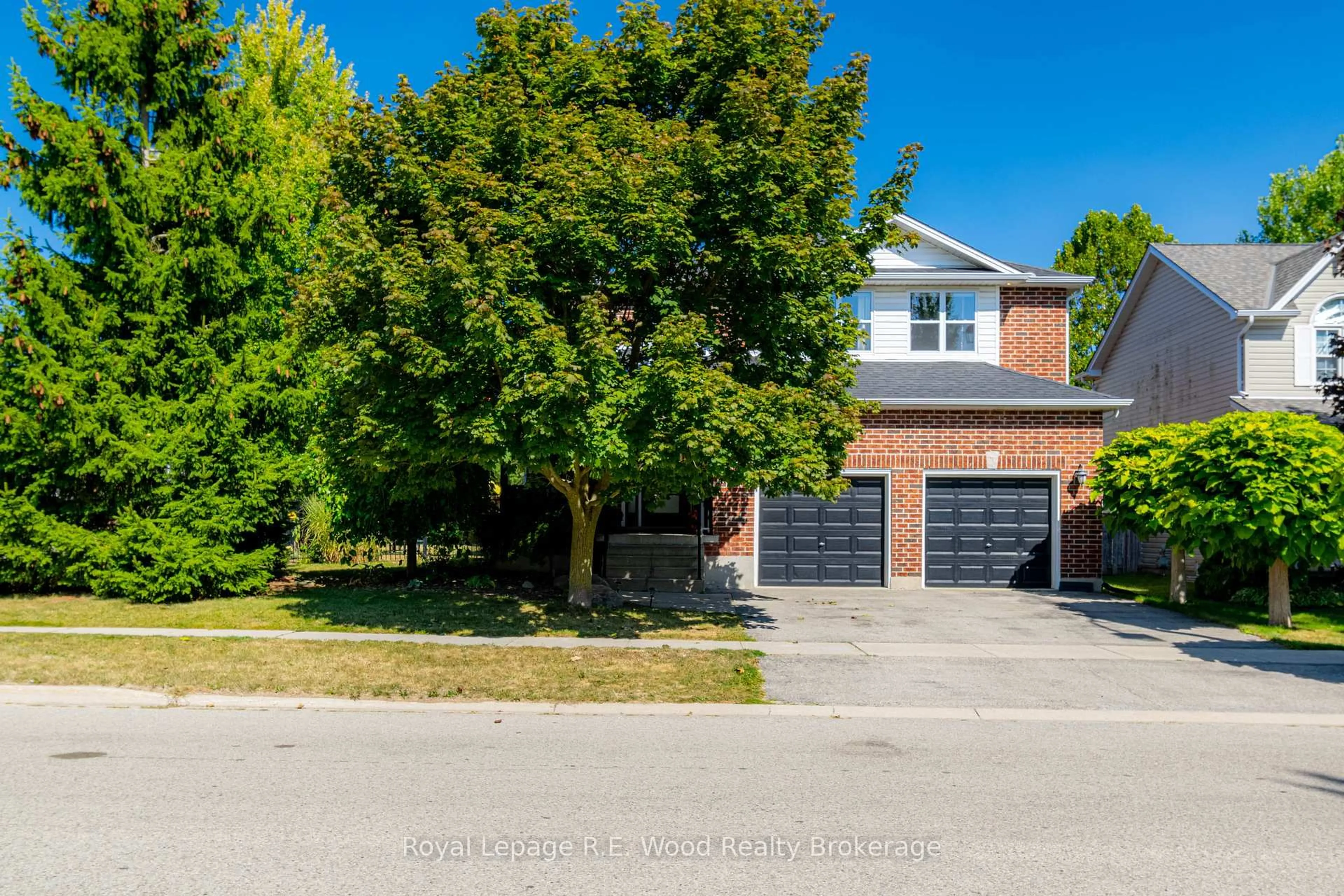 A pic from outside/outdoor area/front of a property/back of a property/a pic from drone, street for 6 Owen St, Ingersoll Ontario N5C 4H3