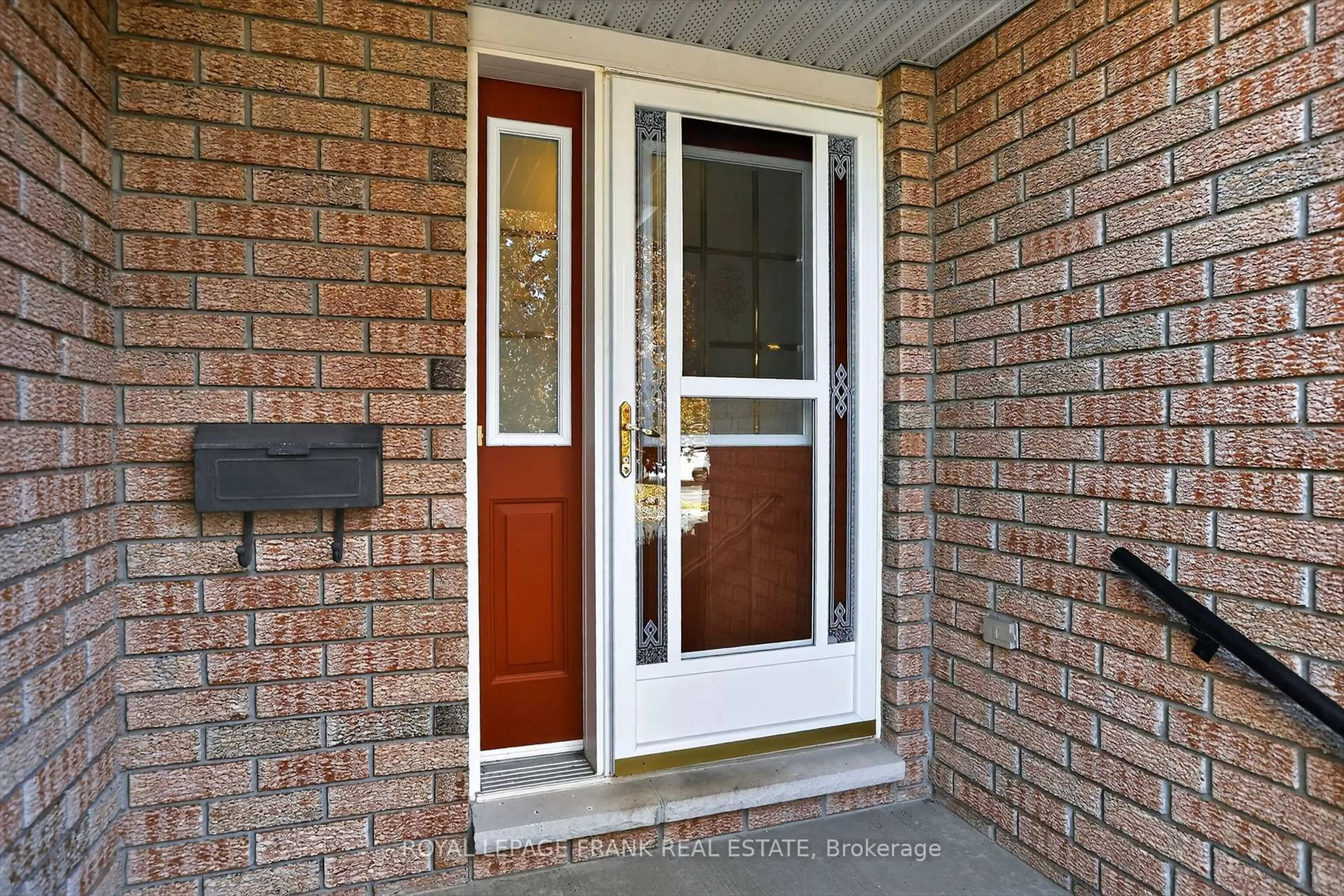Indoor entryway for 2940 Jennifer Dr, Peterborough Ontario K9L 1Z9