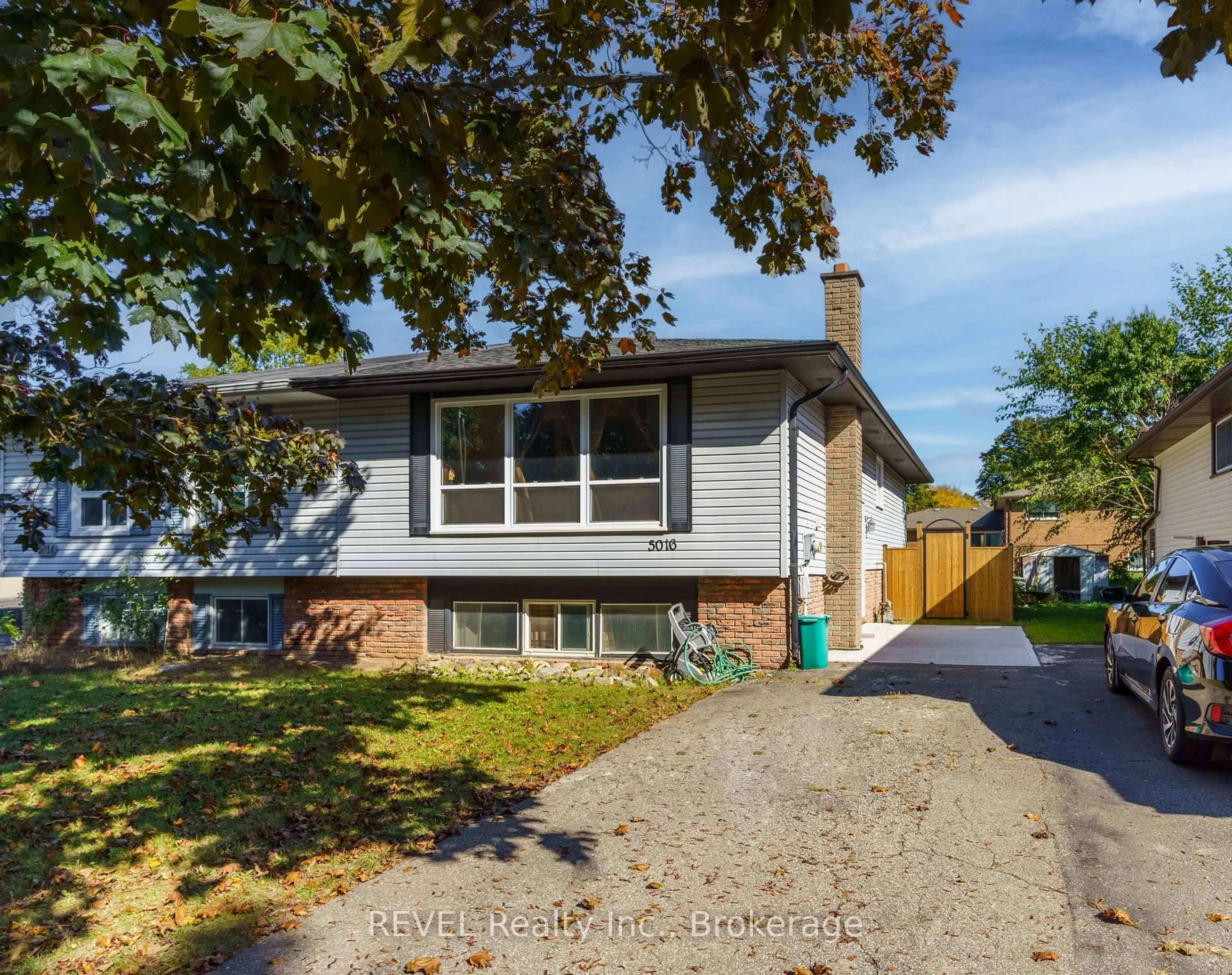 Home with vinyl exterior material, street for 5016 Gage Crt, Niagara Falls Ontario L2E 7B5