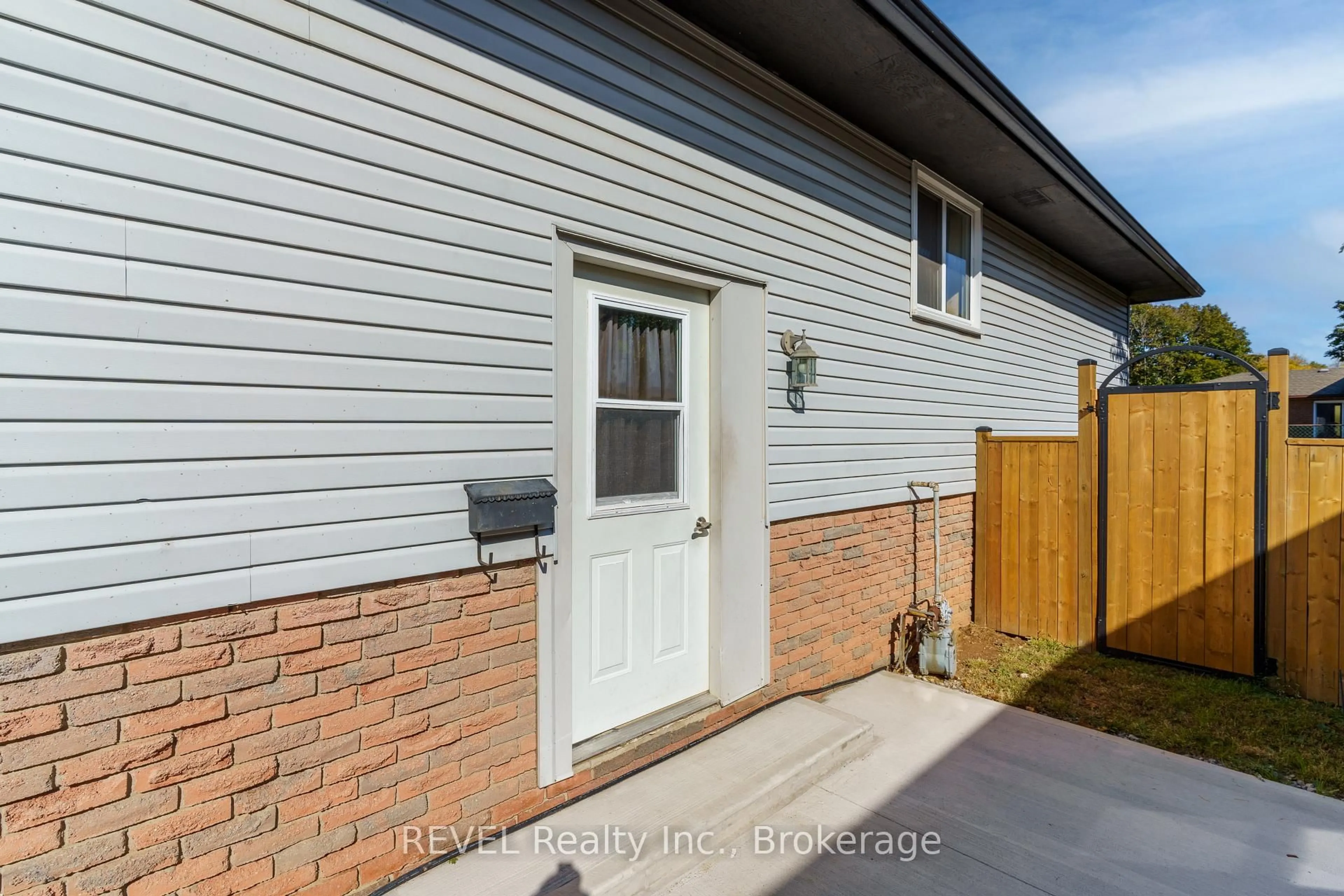 Unknown for 5016 Gage Crt, Niagara Falls Ontario L2E 7B5