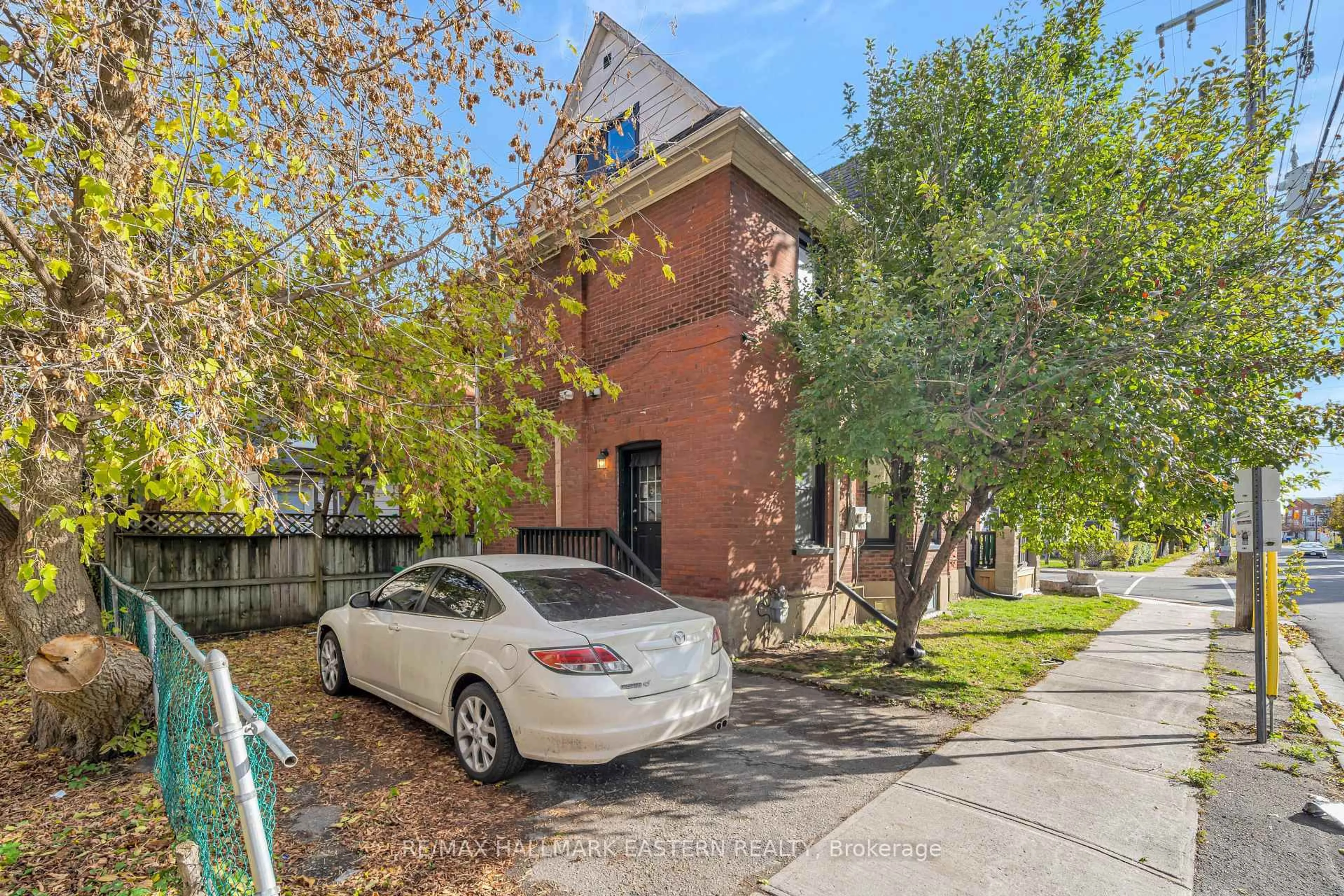 A pic from outside/outdoor area/front of a property/back of a property/a pic from drone, street for 300 Wolfe St, Peterborough Ontario K9J 2L5