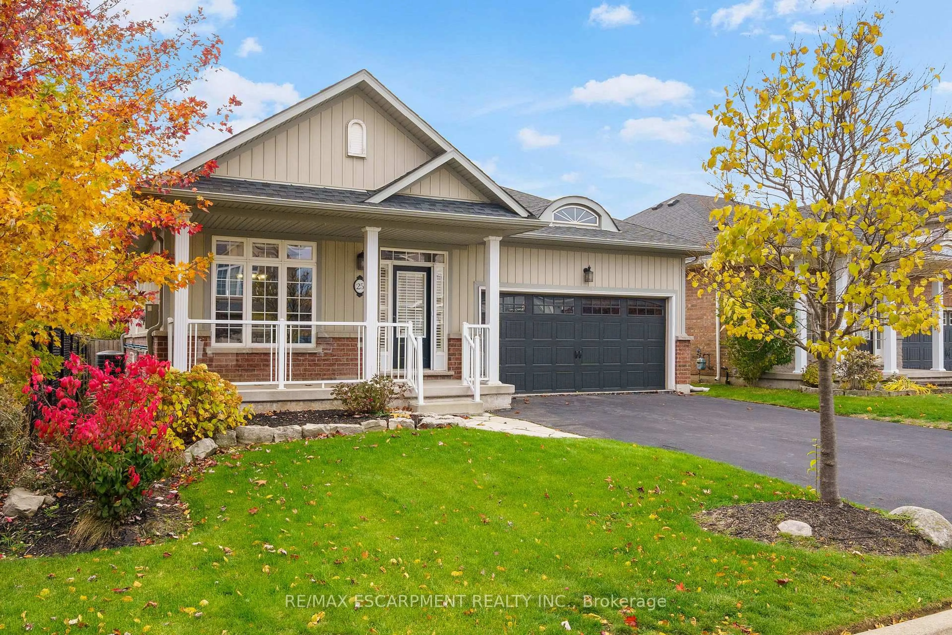 Home with vinyl exterior material, street for 25 Sidare Crt, Grimsby Ontario L3M 4E8