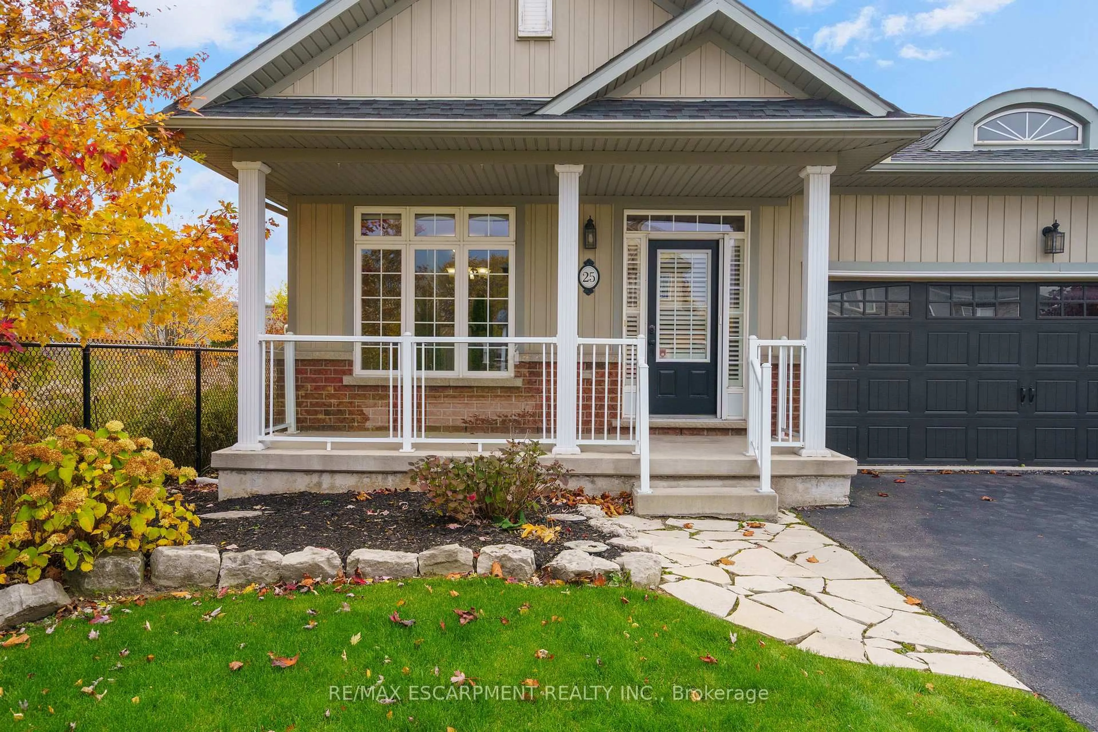 Home with brick exterior material, street for 25 Sidare Crt, Grimsby Ontario L3M 4E8