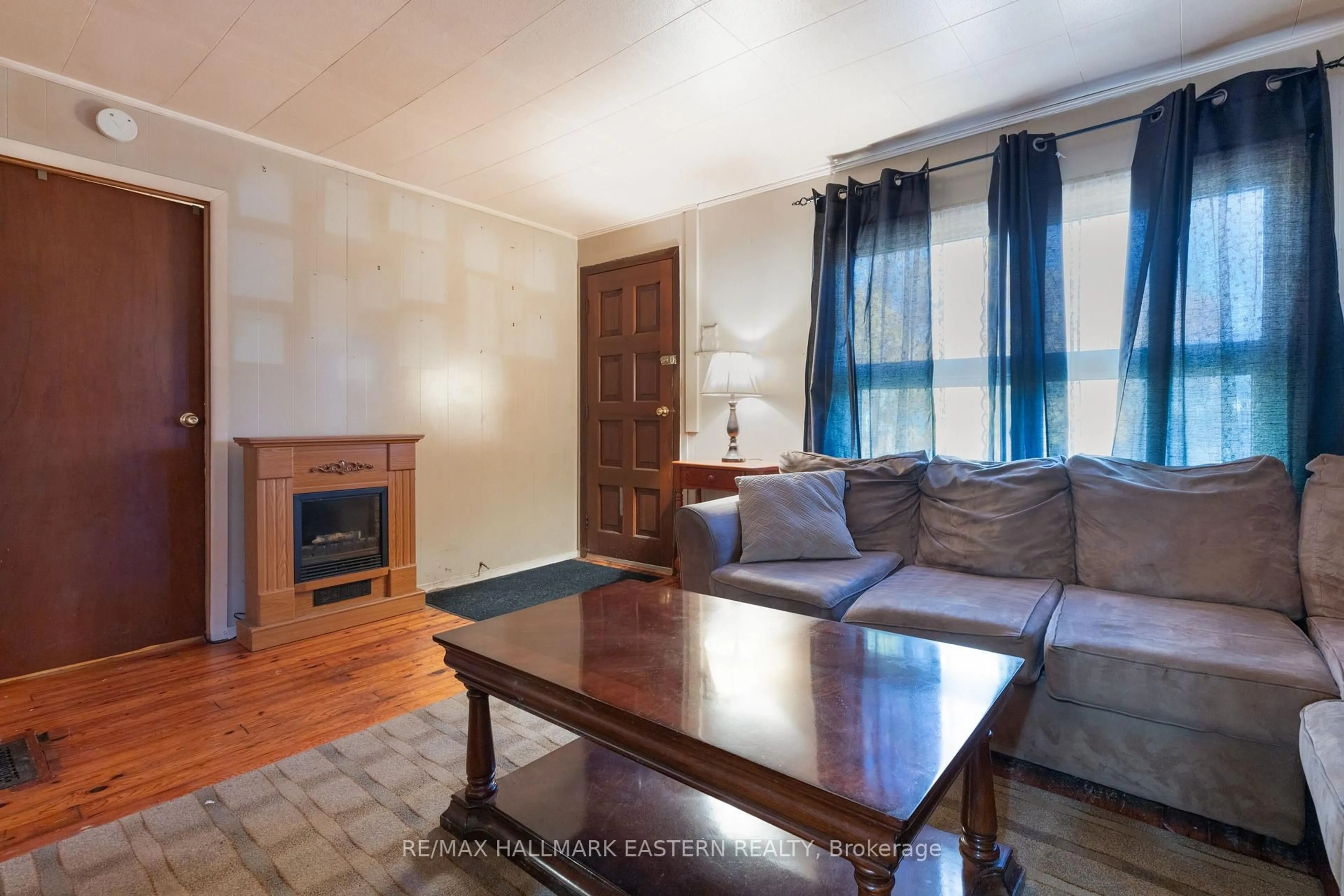 Living room with furniture, wood/laminate floor for 7 Wallace St, Peterborough Ontario K9H 1A8