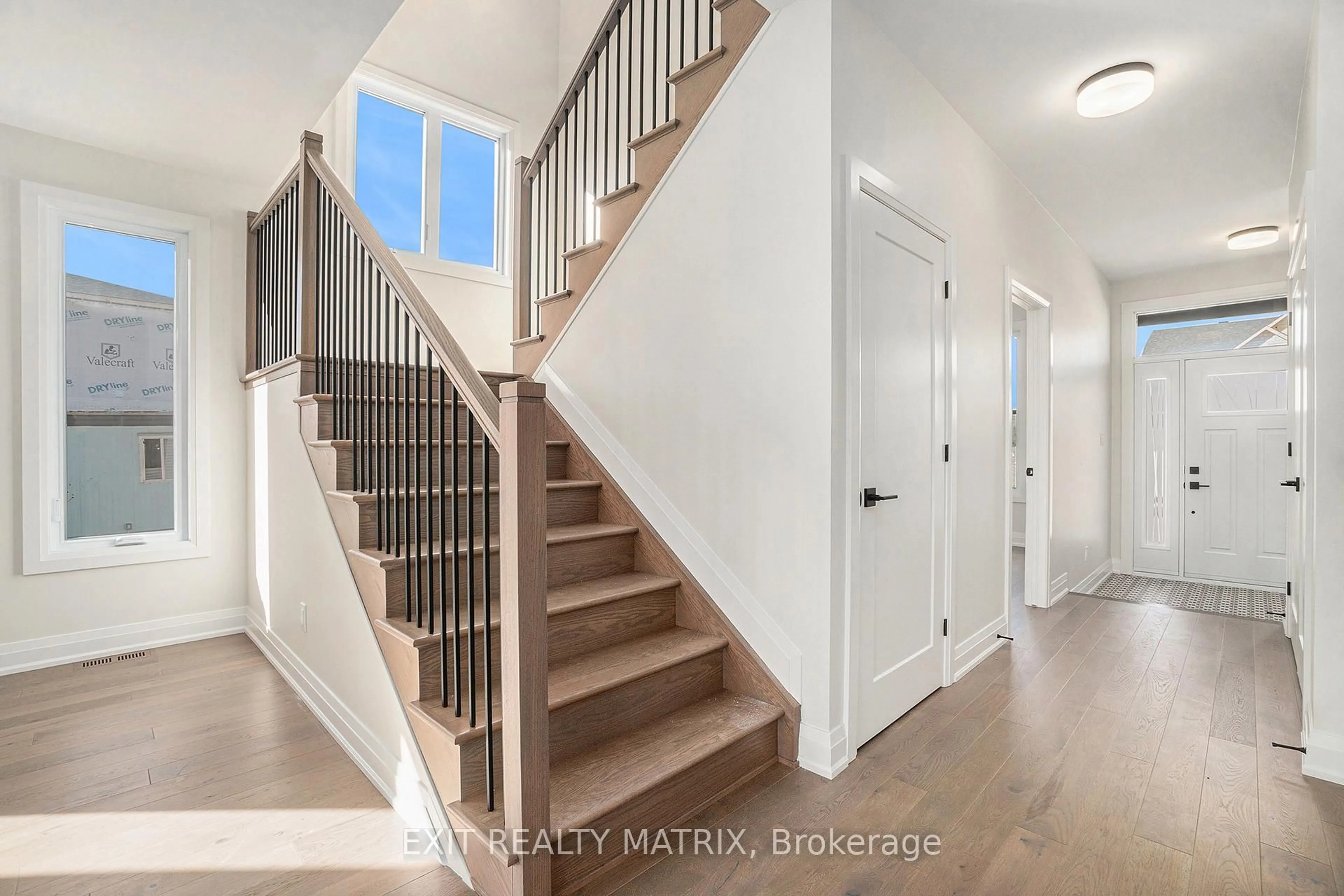 Indoor entryway for 258 Sam Ave, Russell Ontario K0A 1W0