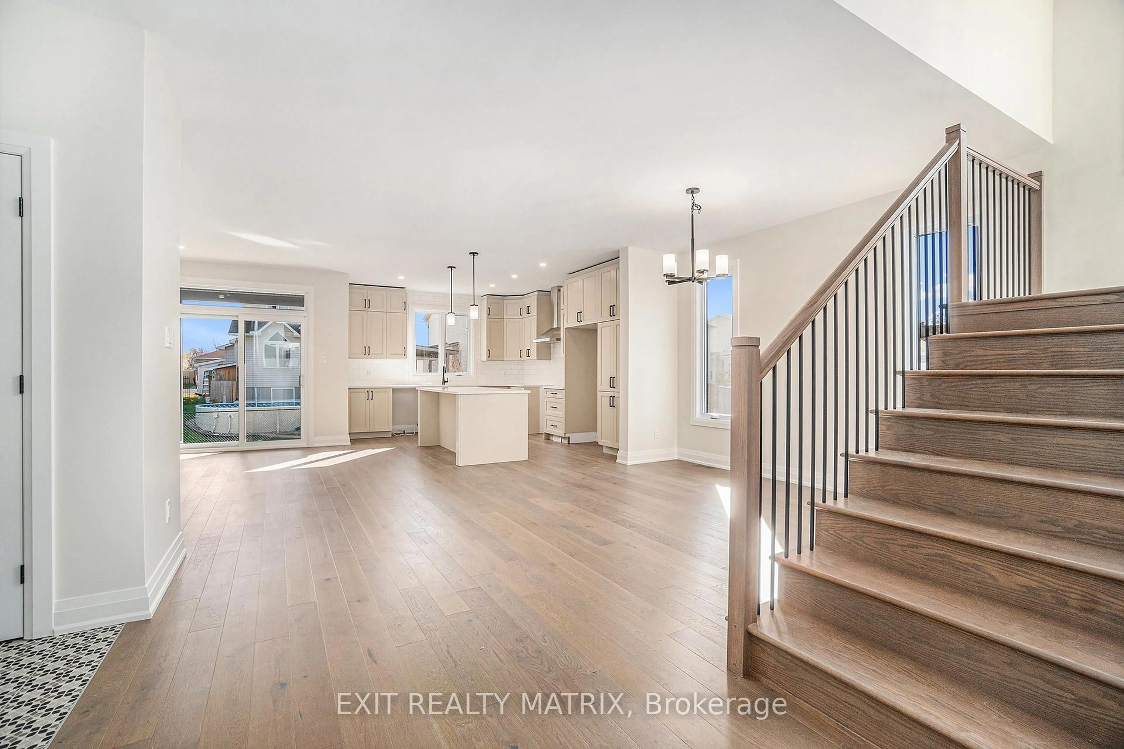 Indoor entryway for 258 Sam Ave, Russell Ontario K0A 1W0