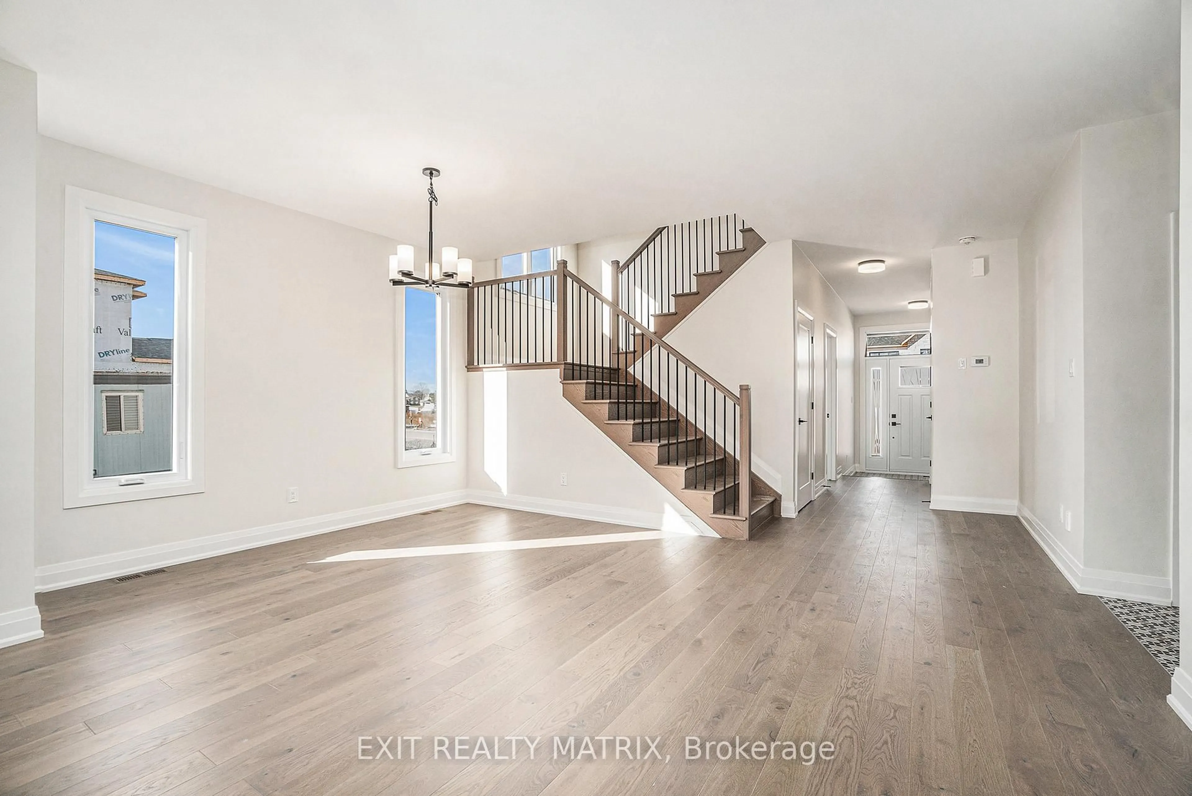 Indoor entryway for 258 Sam Ave, Russell Ontario K0A 1W0