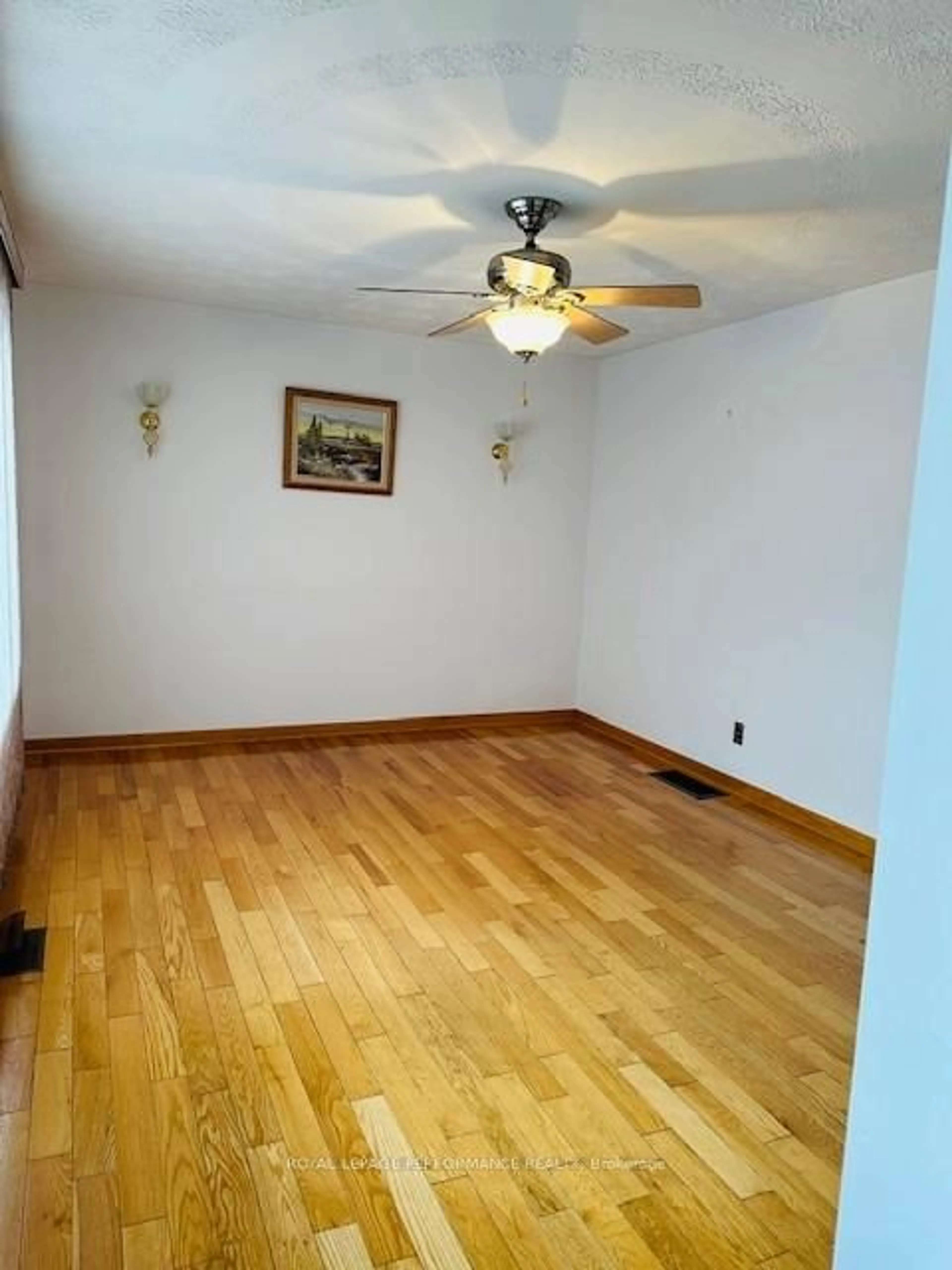 A pic of a room for 604 Eleventh St, Cornwall Ontario K6H 2Z6