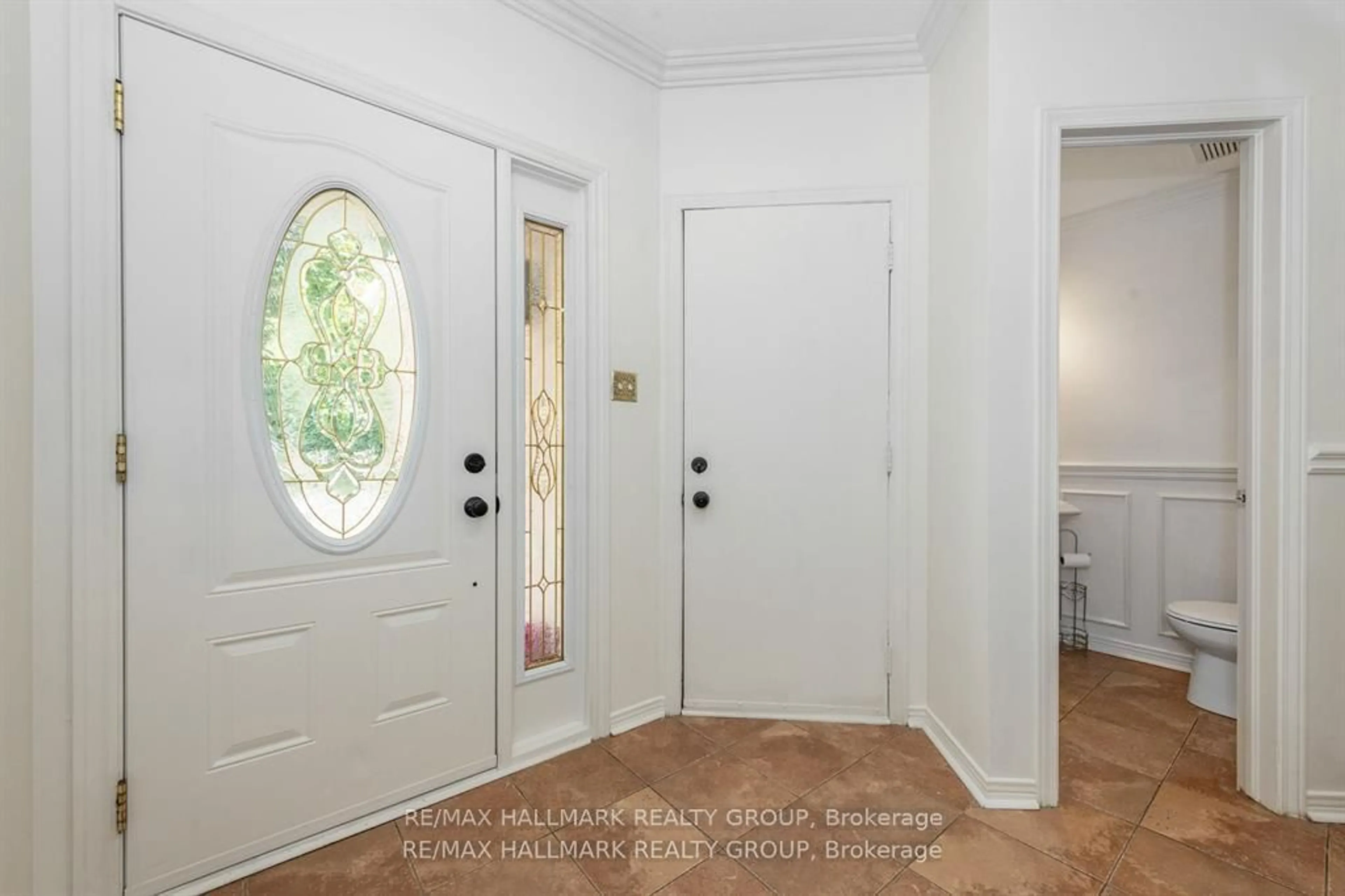 Indoor entryway for 55 Willow Glen Dr, Ottawa Ontario K2M 1K9