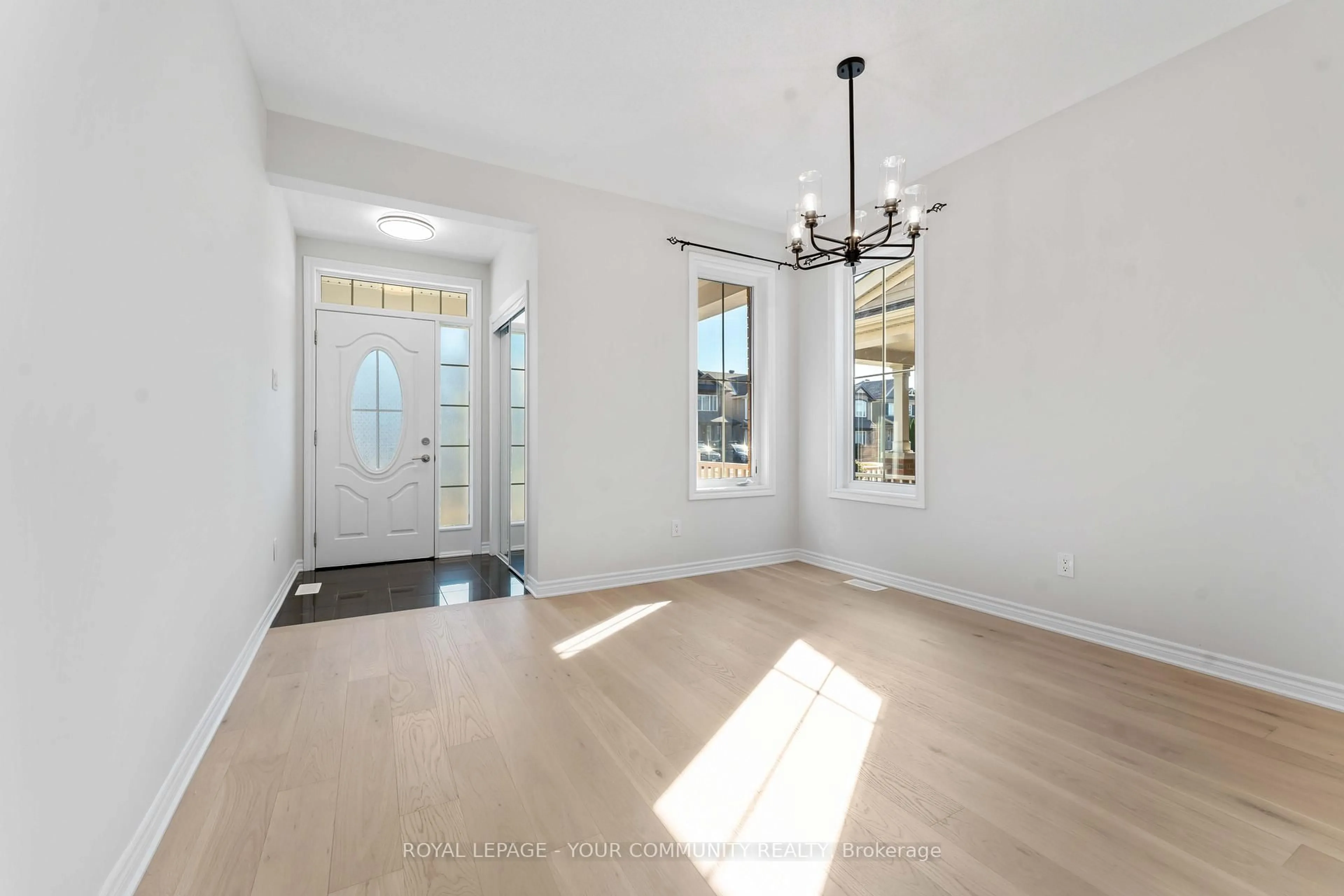 Indoor entryway for 536 Dundonald Dr, Ottawa Ontario K2J 5X1