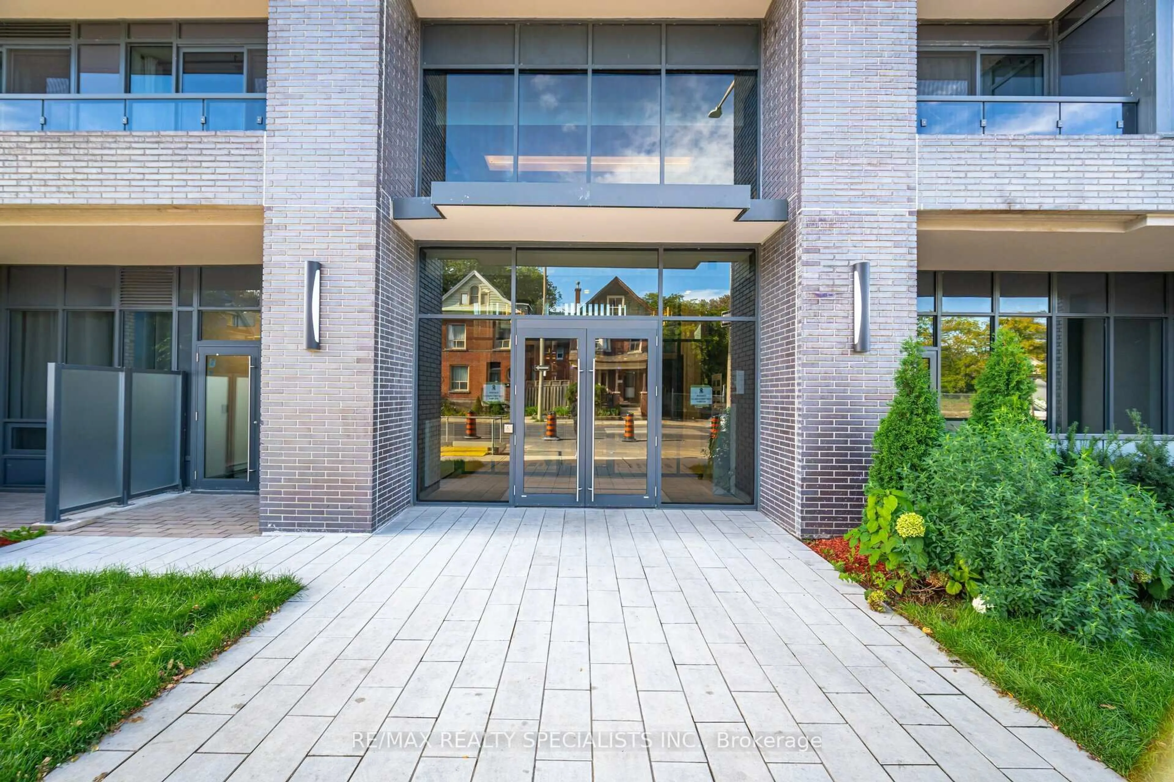 Indoor foyer for 415 MAIN St #703, Hamilton Ontario L8P 1K5