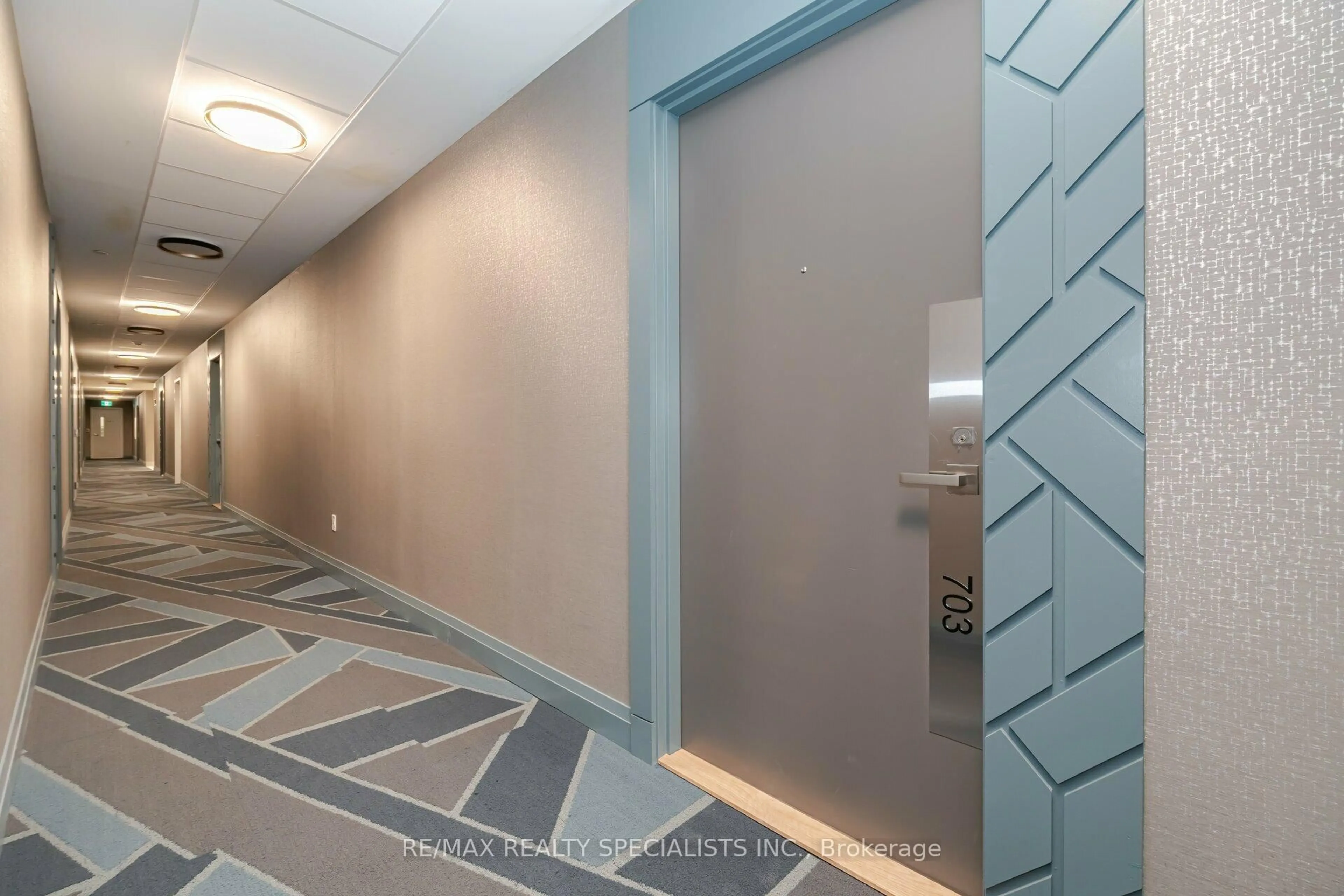 Indoor foyer for 415 MAIN St #703, Hamilton Ontario L8P 1K5