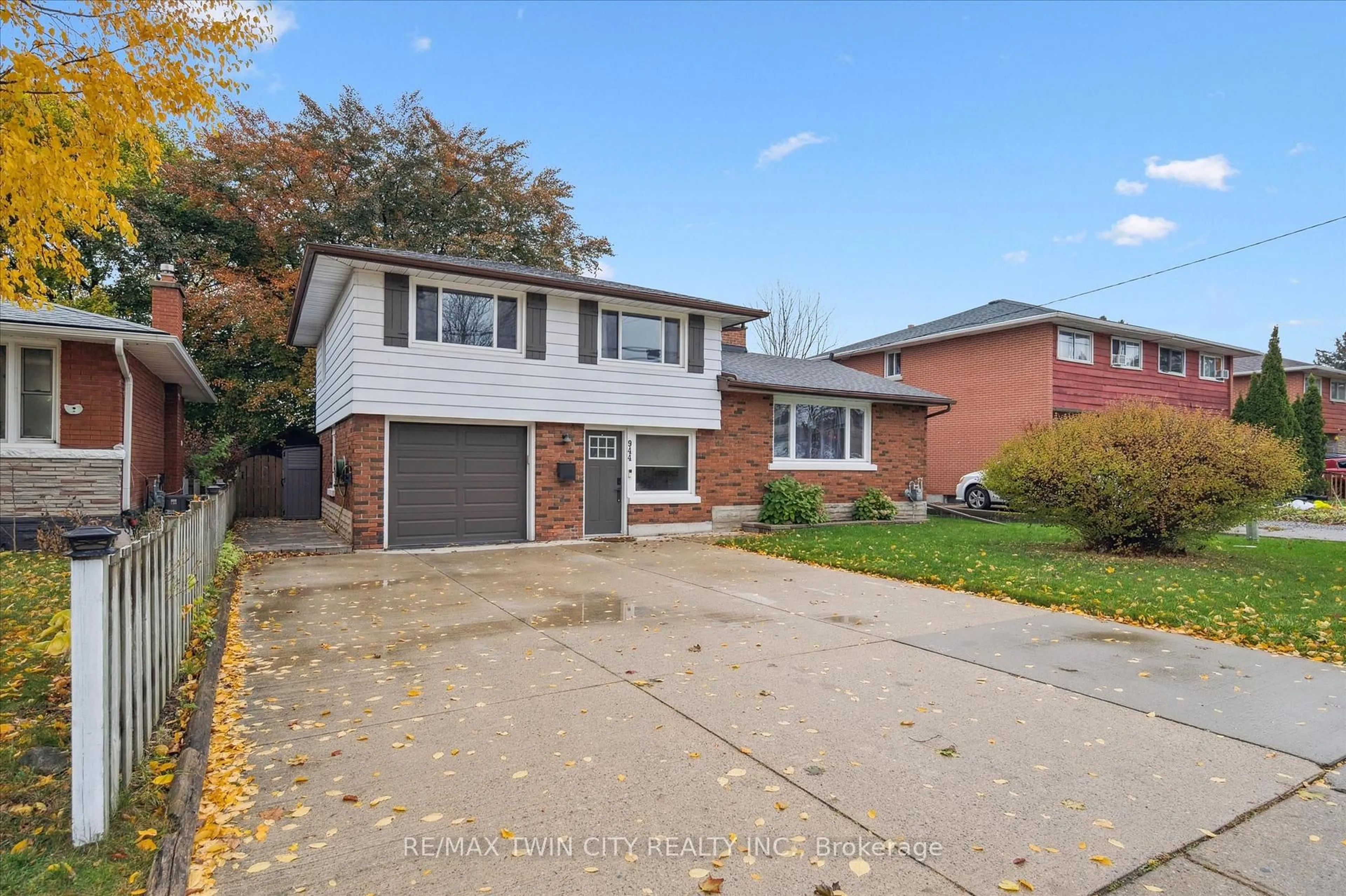 Home with brick exterior material, street for 944 Concession Dr, Cambridge Ontario N3H 4L6