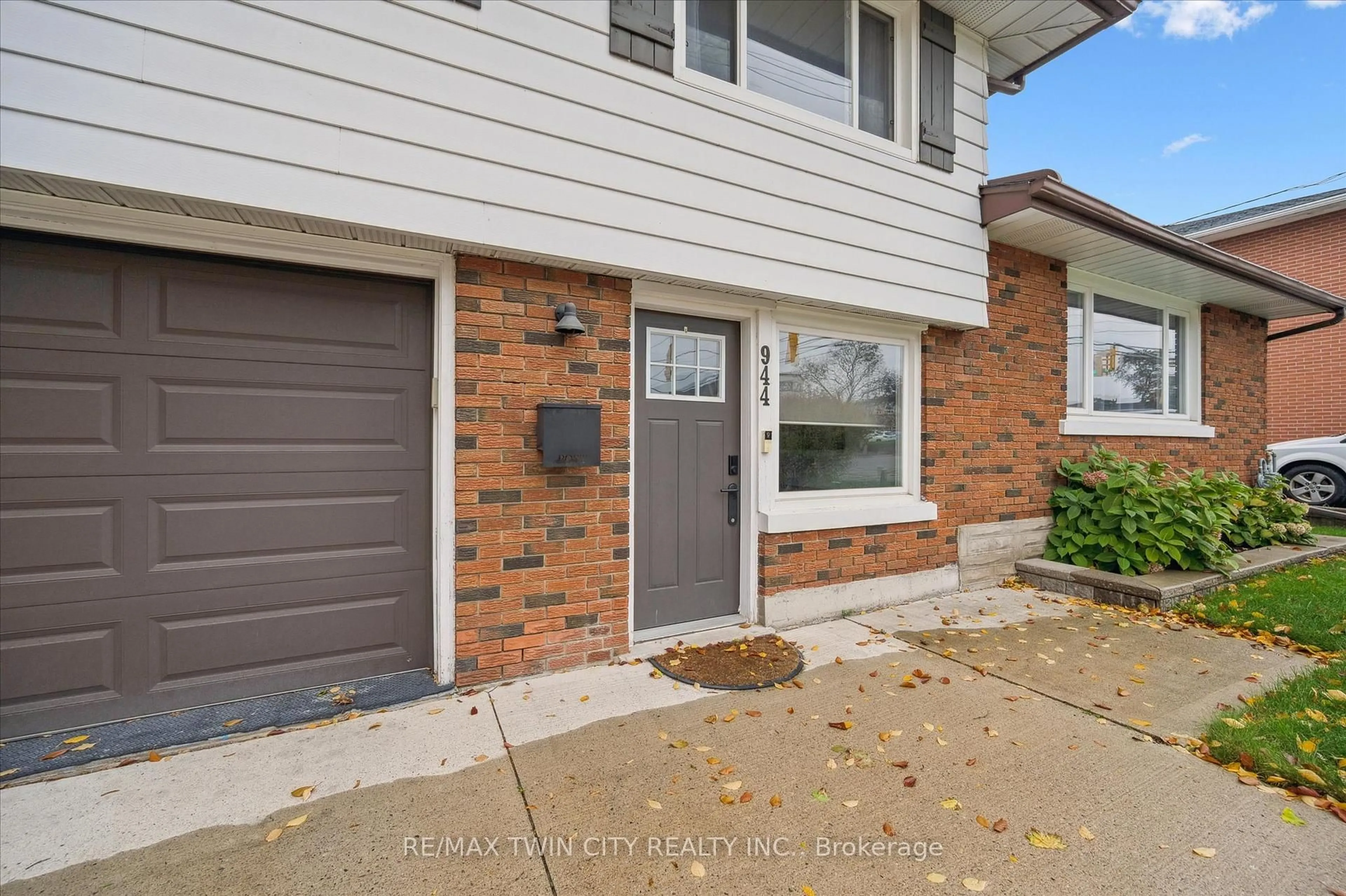 Unknown for 944 Concession Dr, Cambridge Ontario N3H 4L6