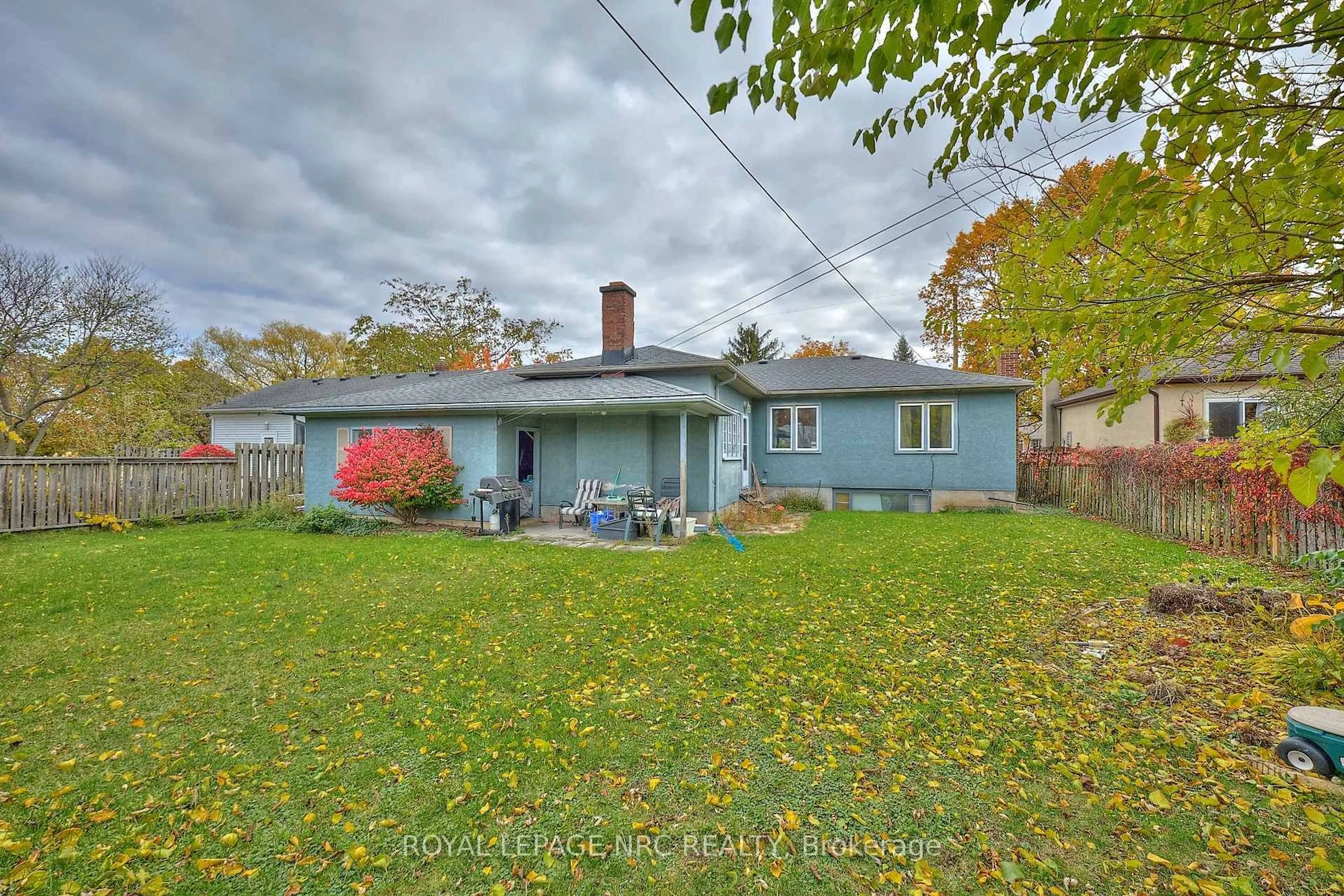 A pic from outside/outdoor area/front of a property/back of a property/a pic from drone, street for 21 Silverdale Dr, St. Catharines Ontario L2M 3M9