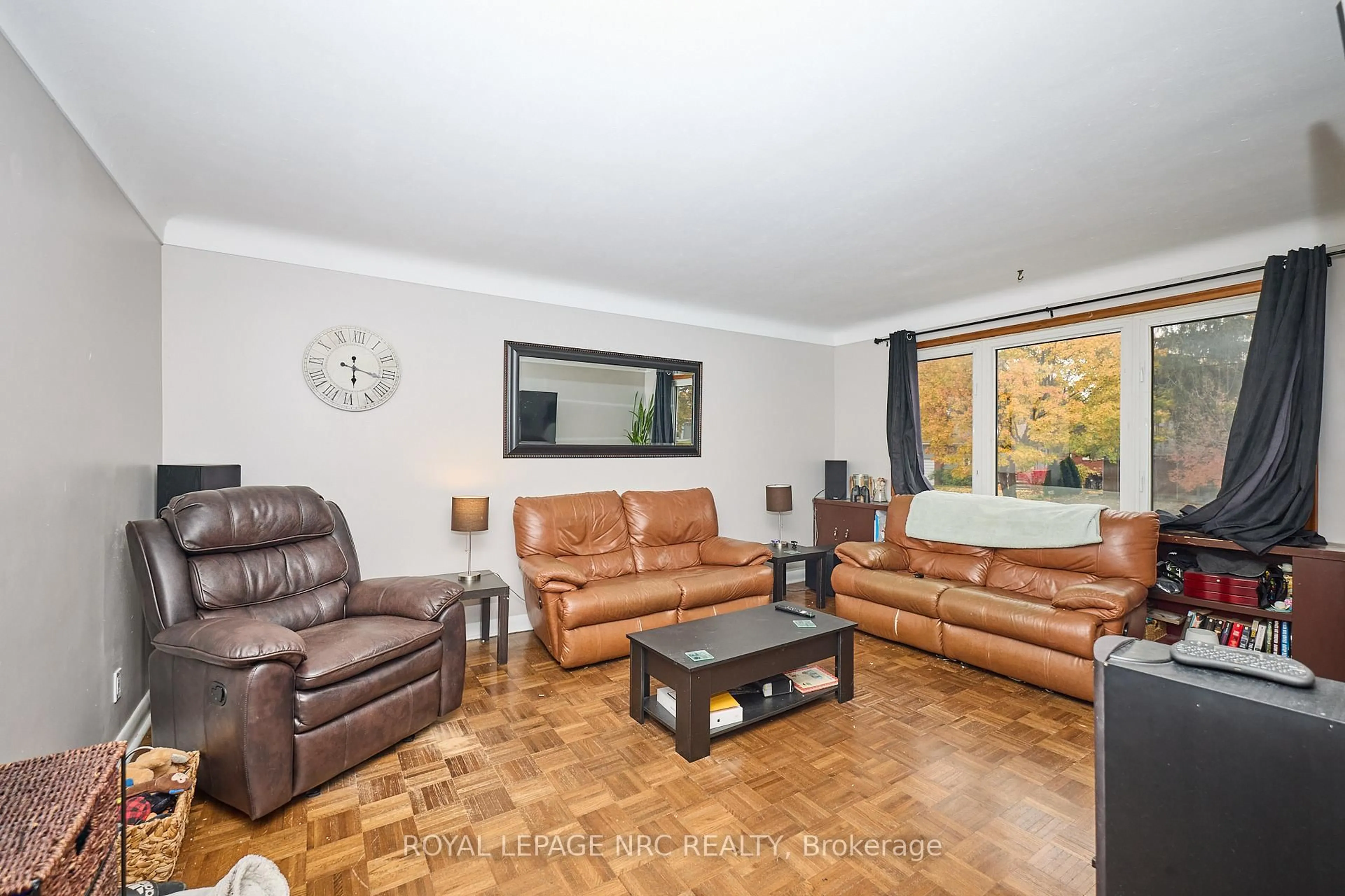 Living room with furniture, unknown for 21 Silverdale Dr, St. Catharines Ontario L2M 3M9