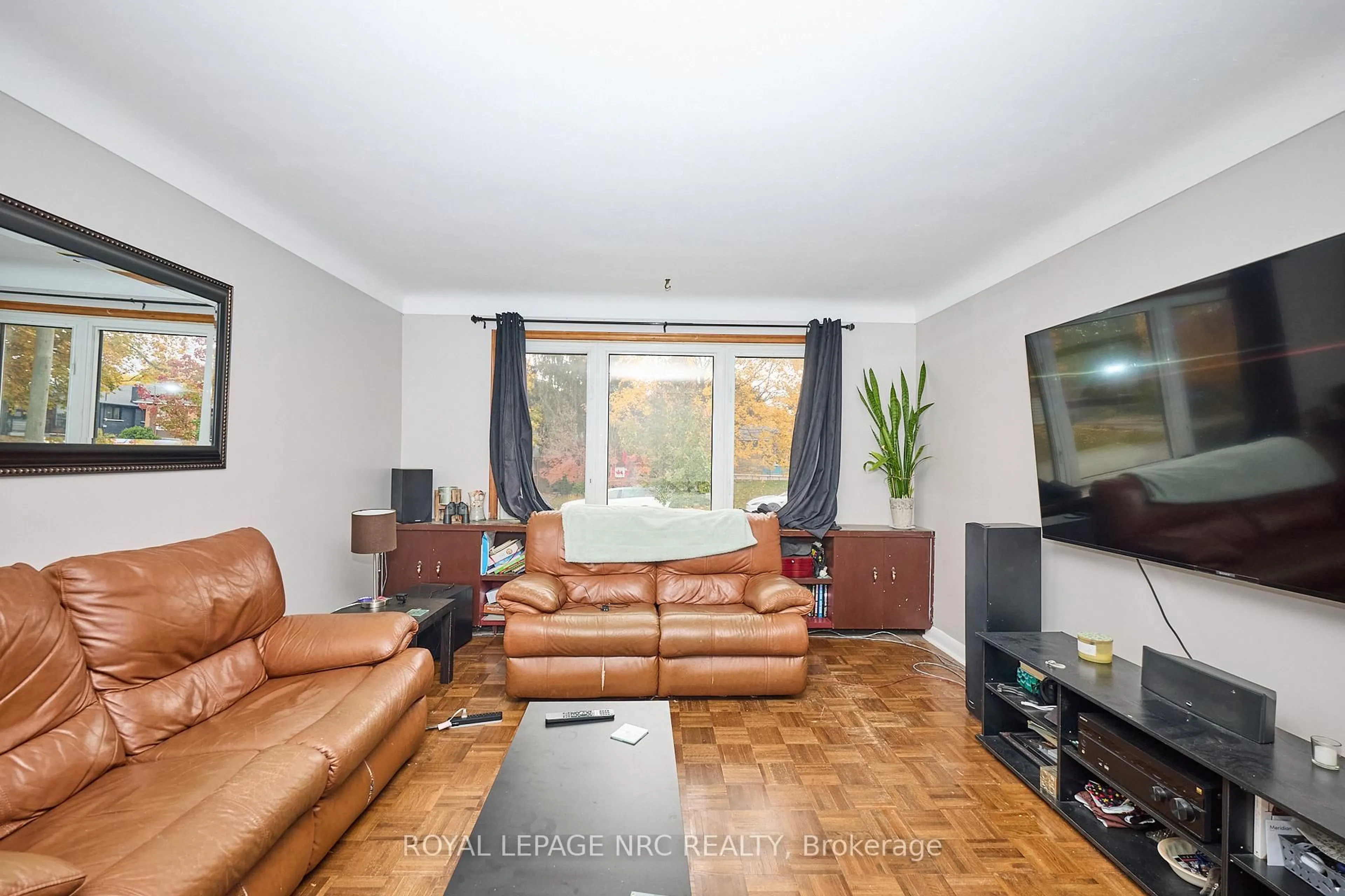 Living room with furniture, wood/laminate floor for 21 Silverdale Dr, St. Catharines Ontario L2M 3M9