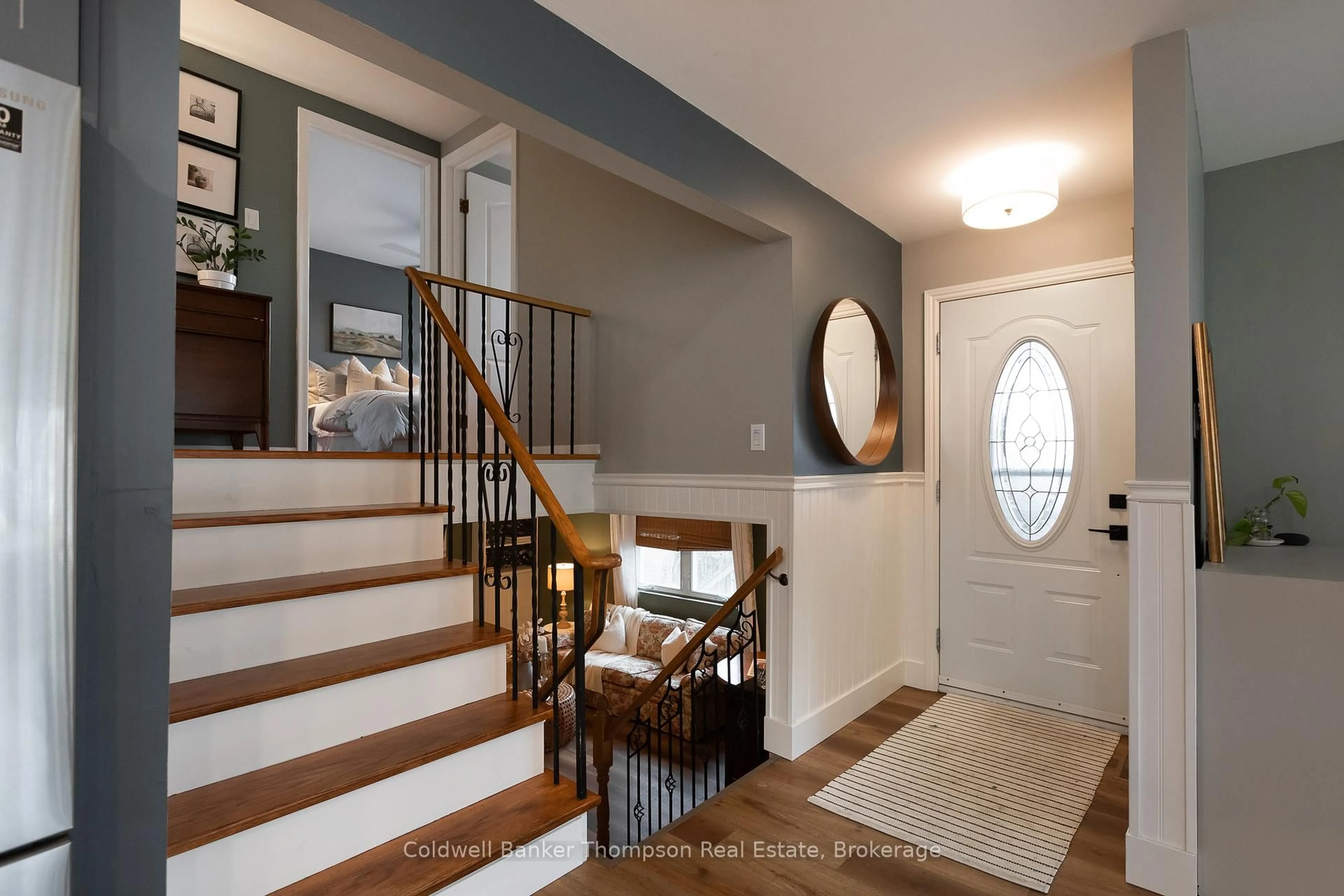 Indoor entryway for 12 Cora St, Huntsville Ontario P1H 1V7