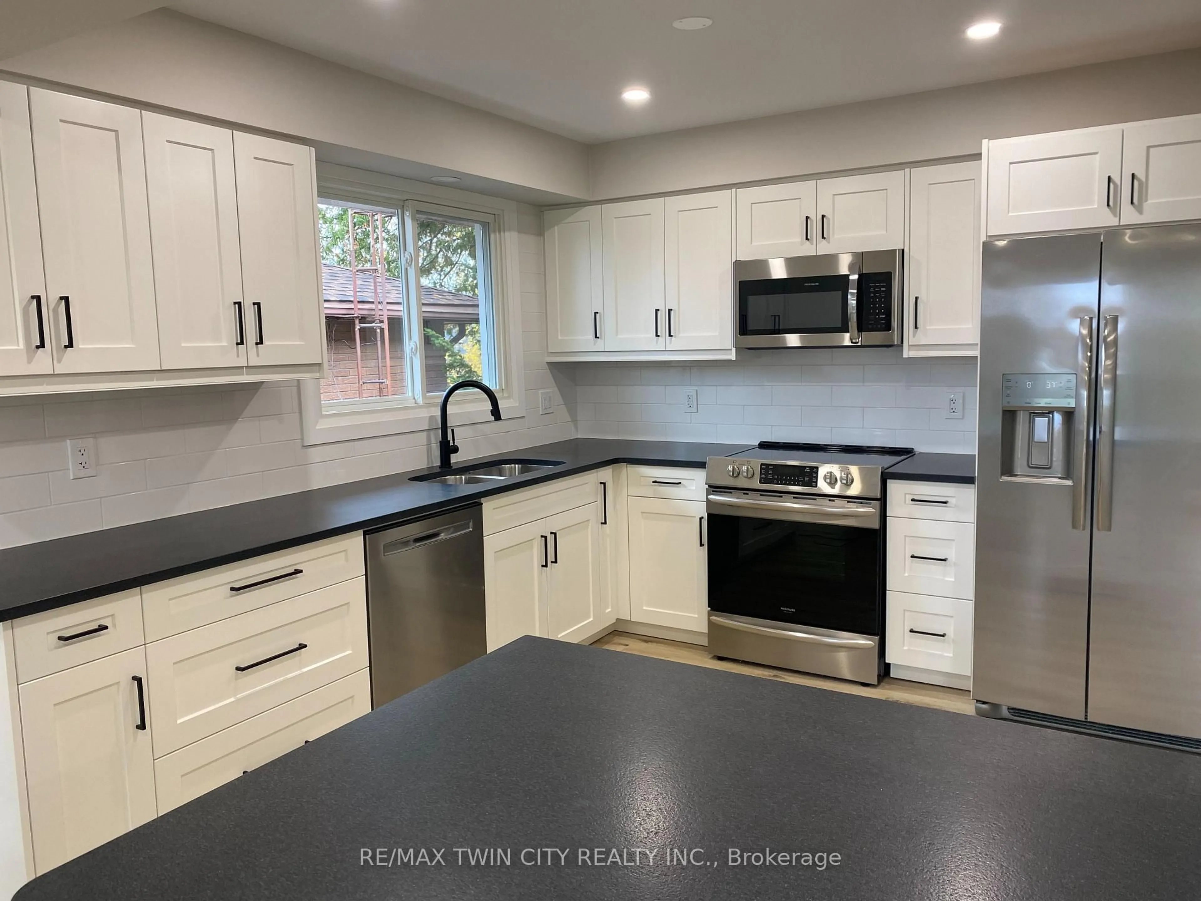 Open concept kitchen, ceramic/tile floor for 1067 Bernhardt St, Cambridge Ontario N3H 2X9