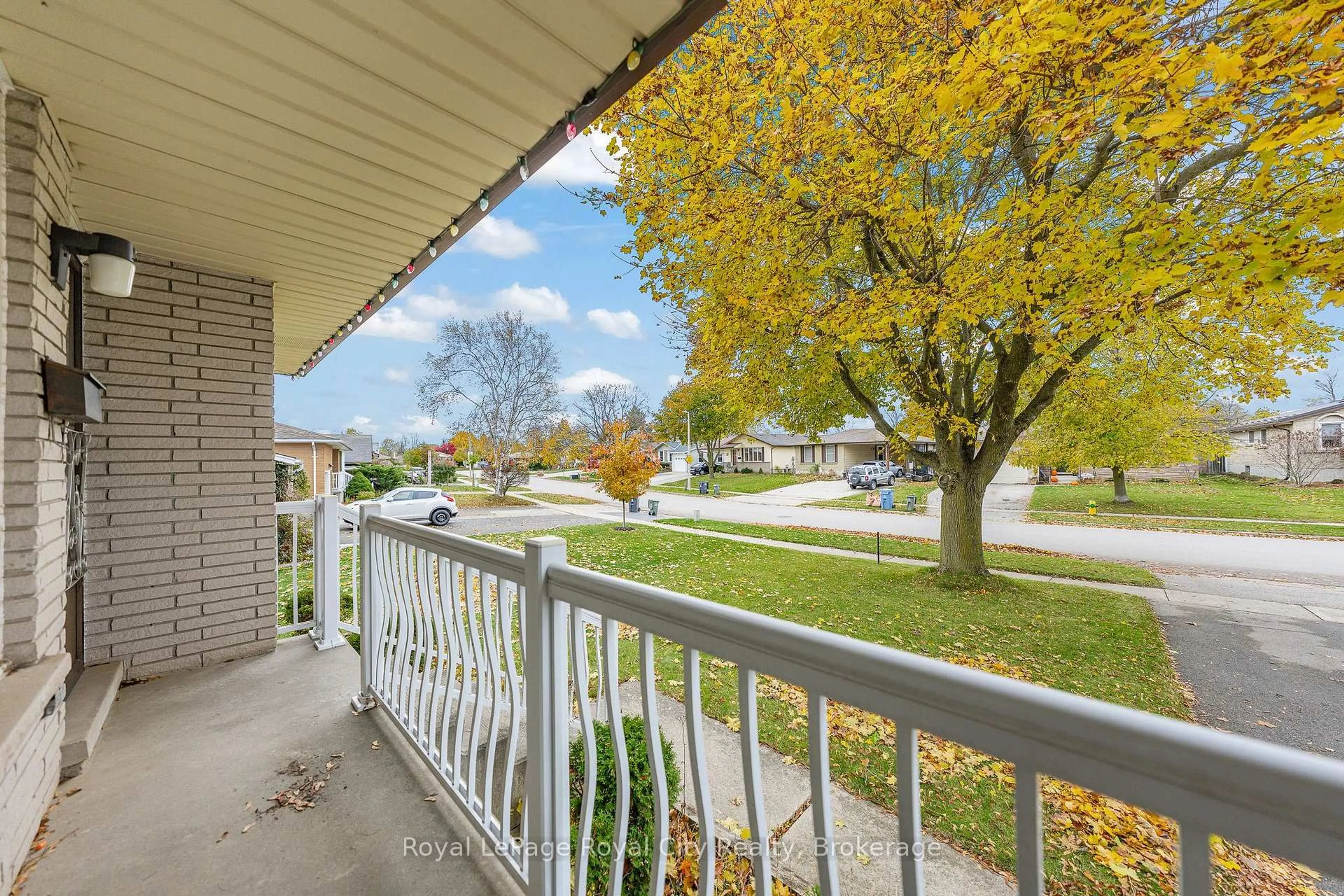 Patio, street for 17 Muskoka Dr, Guelph Ontario N1E 6E1