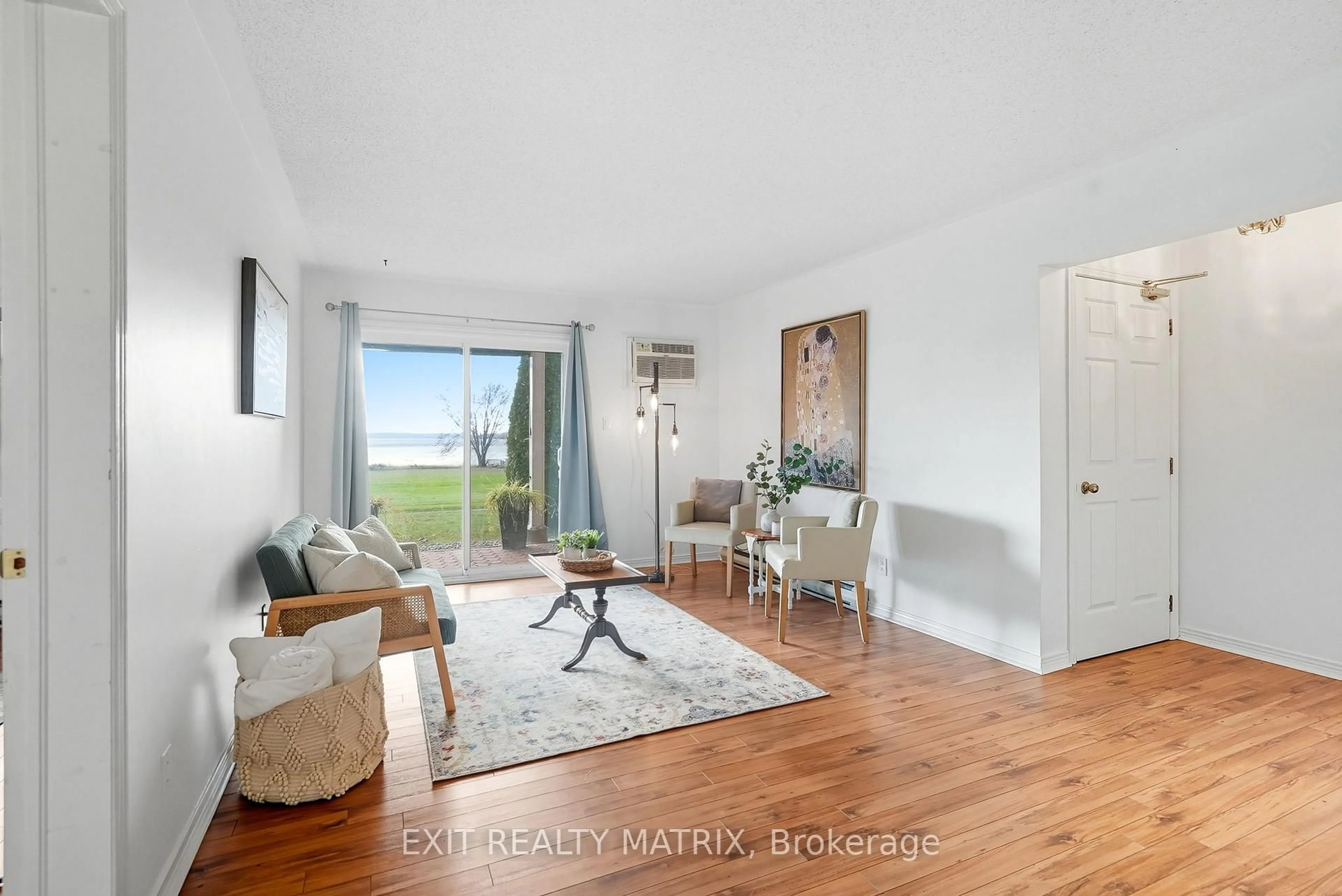 Living room with furniture, wood/laminate floor for 160 Edwards St #1C, Clarence-Rockland Ontario K4K 1H9