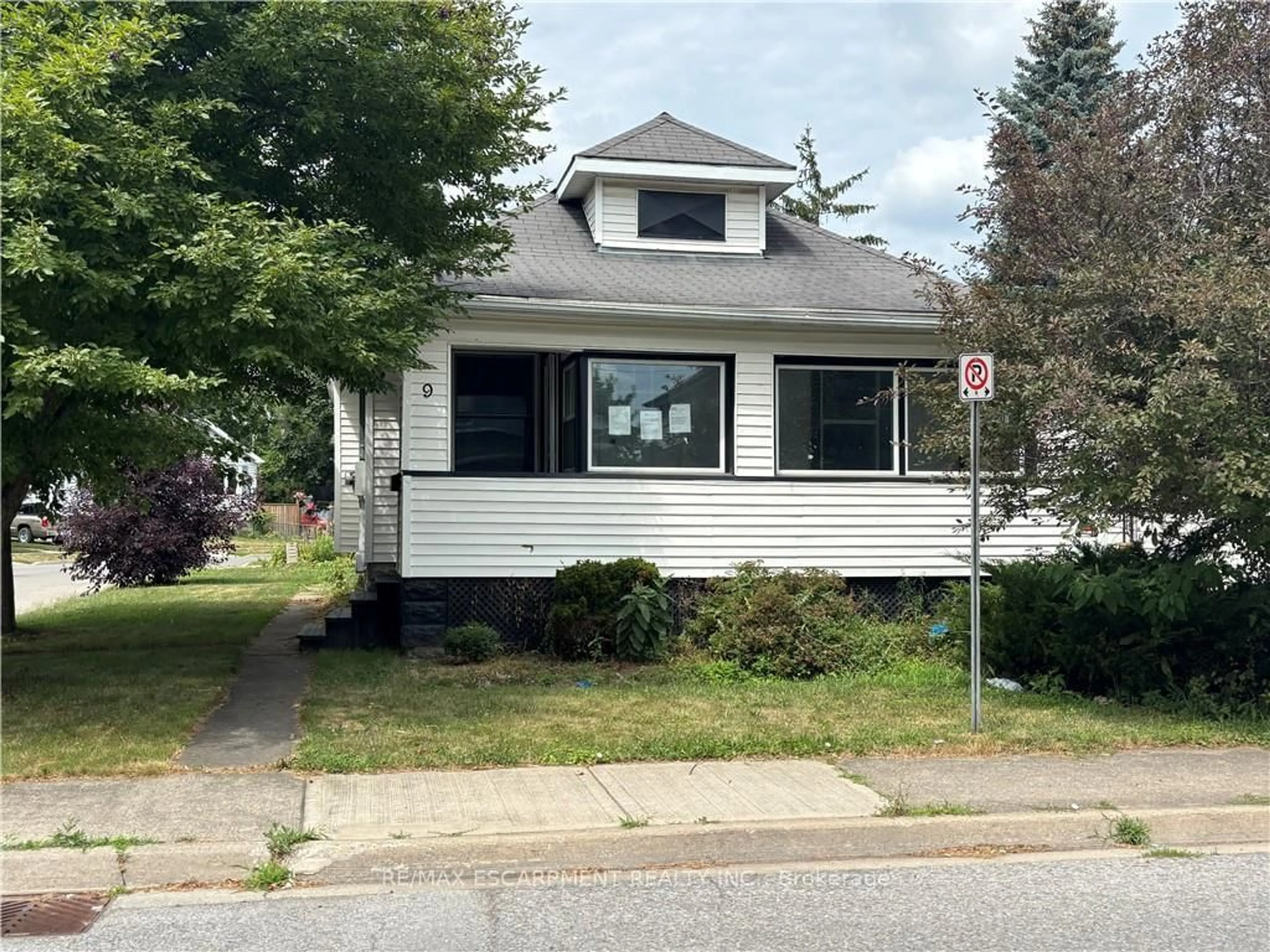 Home with vinyl exterior material, street for 9 Grantham Ave, St. Catharines Ontario L2P 3B3