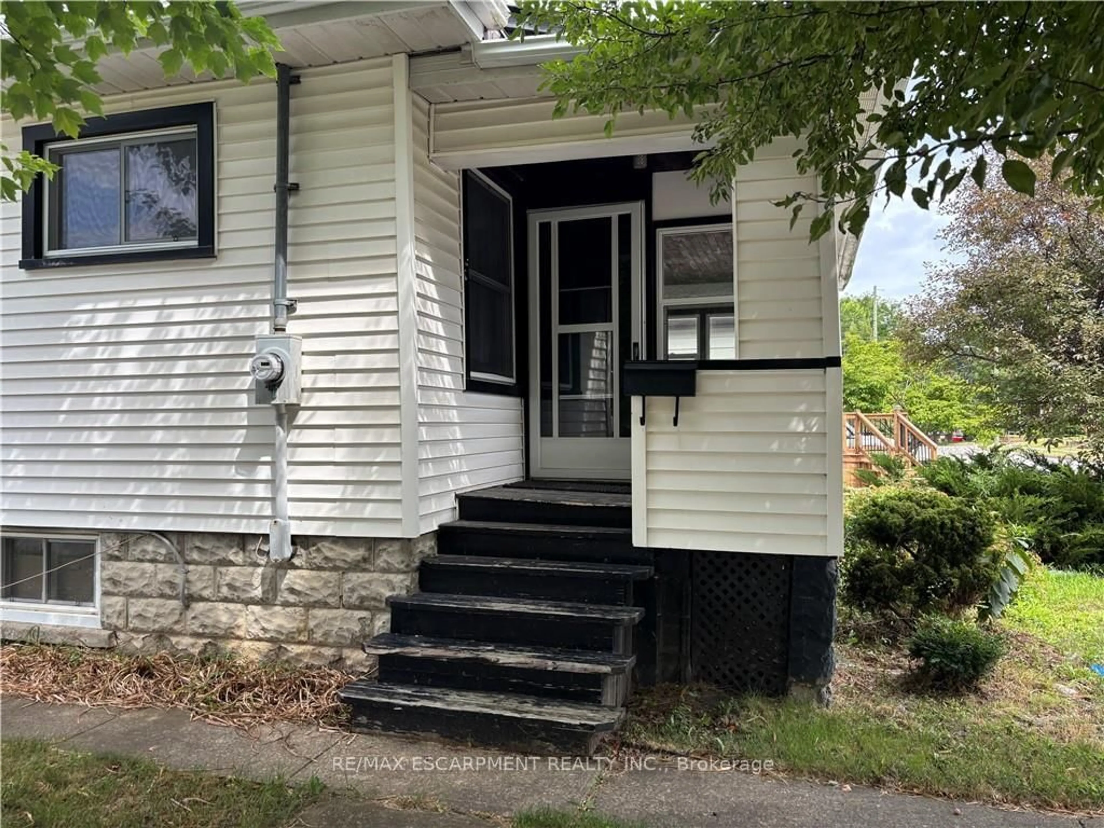 Home with vinyl exterior material, street for 9 Grantham Ave, St. Catharines Ontario L2P 3B3