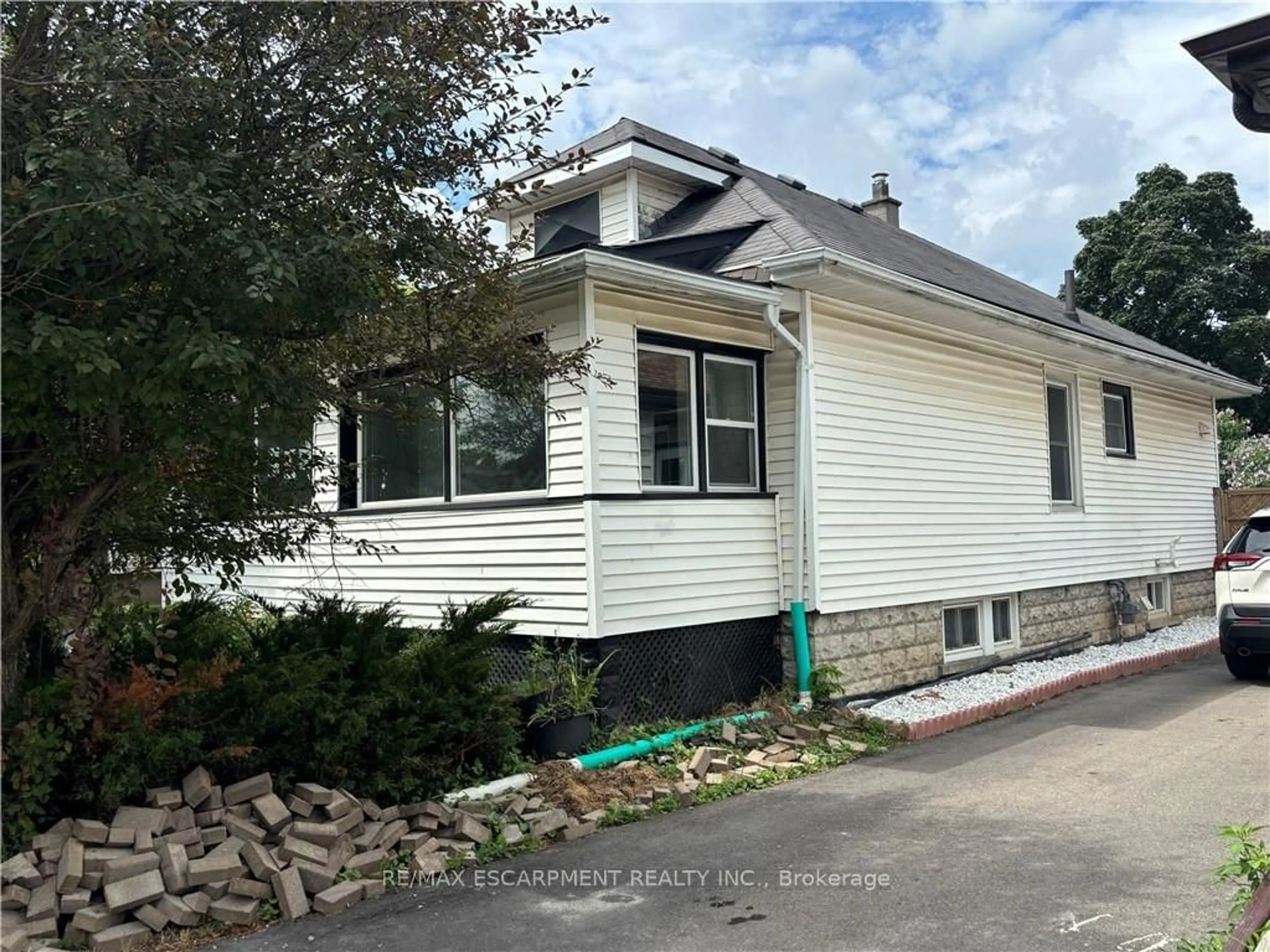 Home with vinyl exterior material, street for 9 Grantham Ave, St. Catharines Ontario L2P 3B3