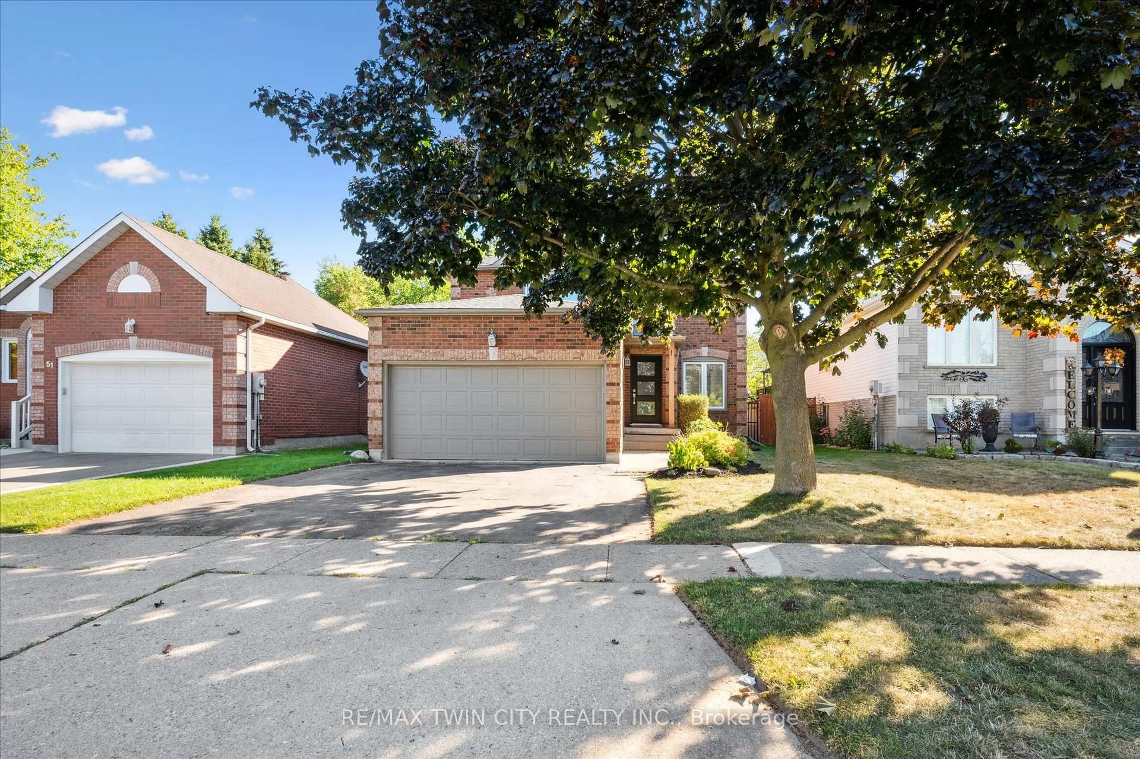 A pic from outside/outdoor area/front of a property/back of a property/a pic from drone, street for 55 Enfield Dr, Cambridge Ontario N1P 1B5