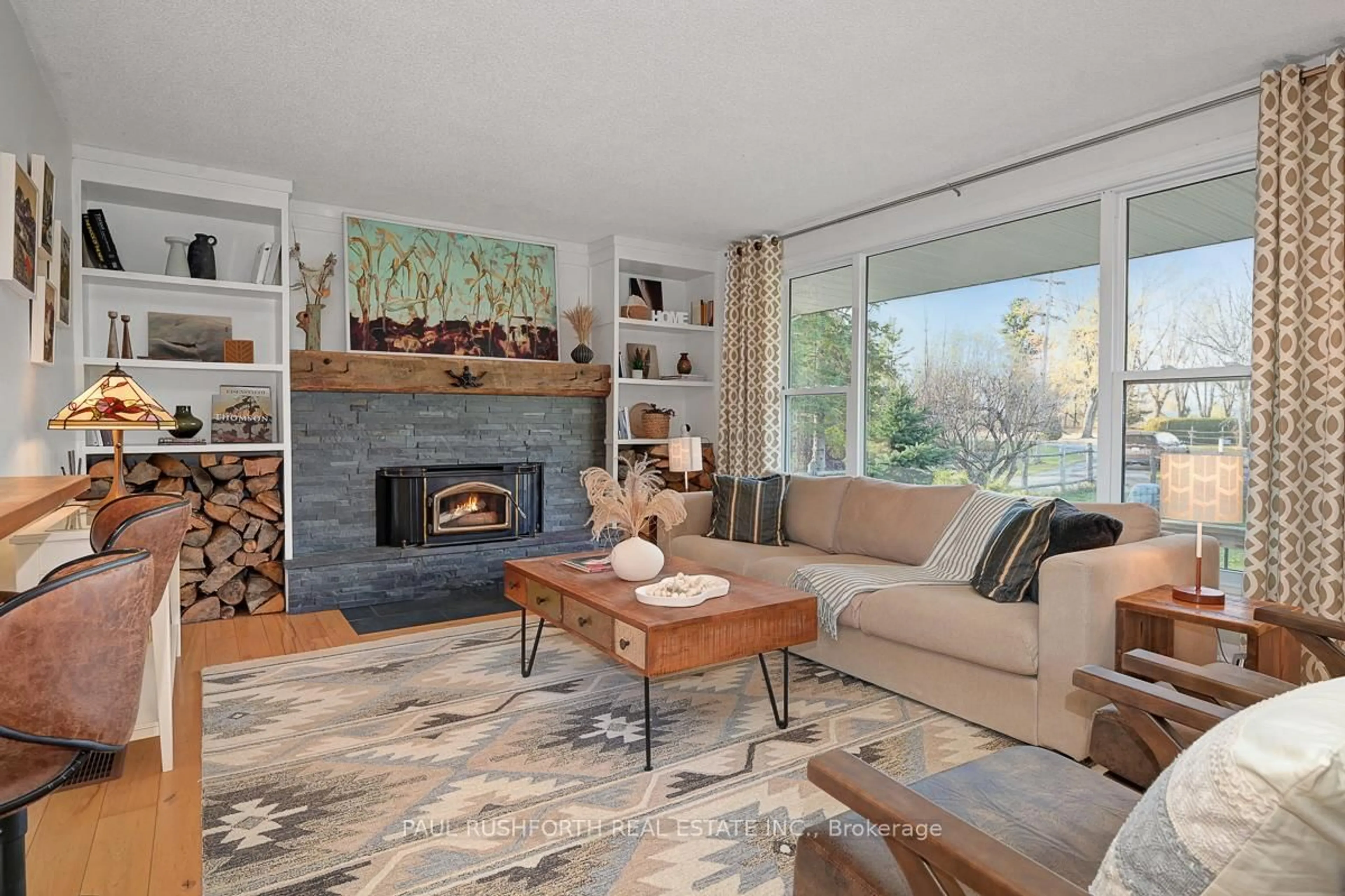 Living room with furniture, unknown for 3304 Old Highway 17, Clarence-Rockland Ontario K4K 1W3