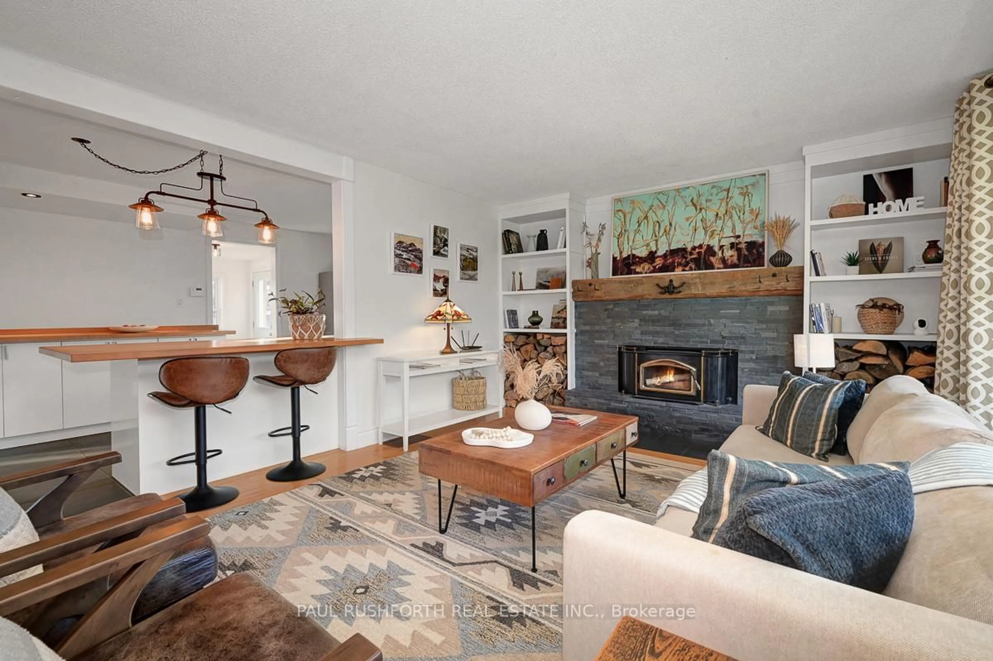 Living room with furniture, unknown for 3304 Old Highway 17, Clarence-Rockland Ontario K4K 1W3