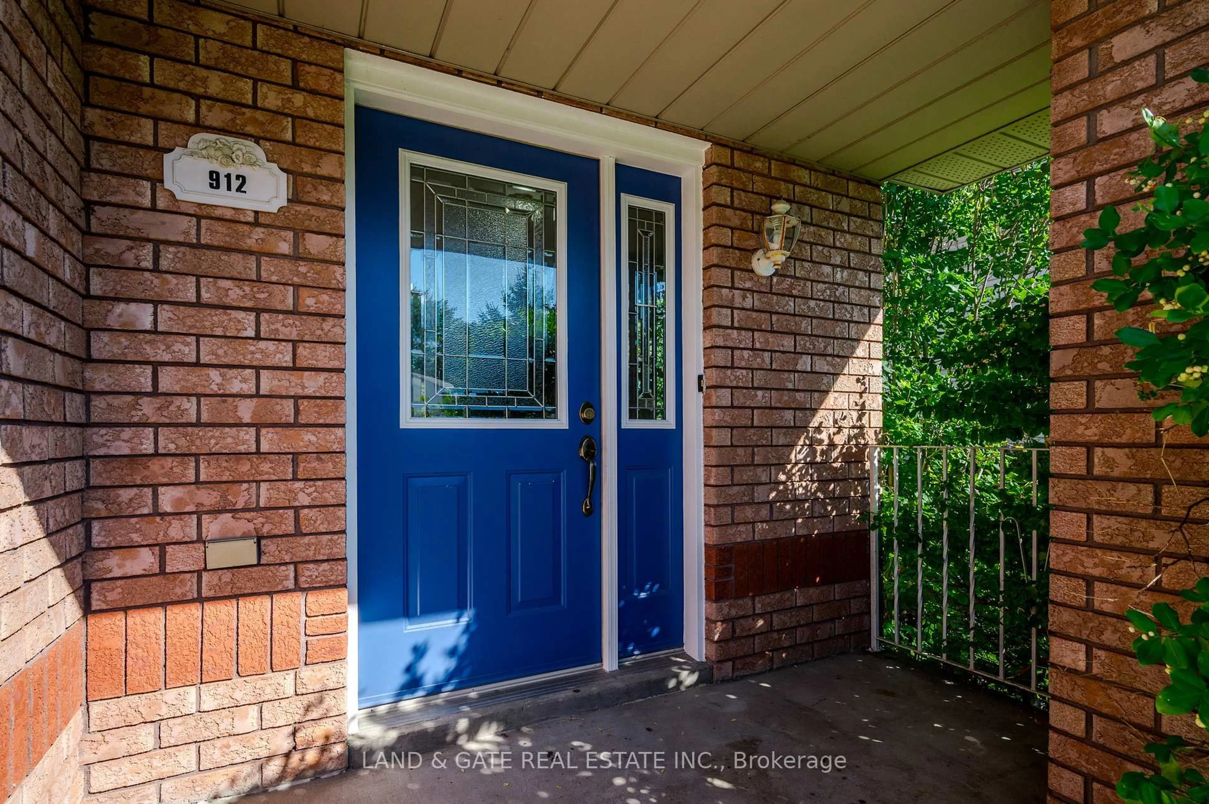 Indoor entryway for 912 Heenan St, Cobourg Ontario K9A 5G9