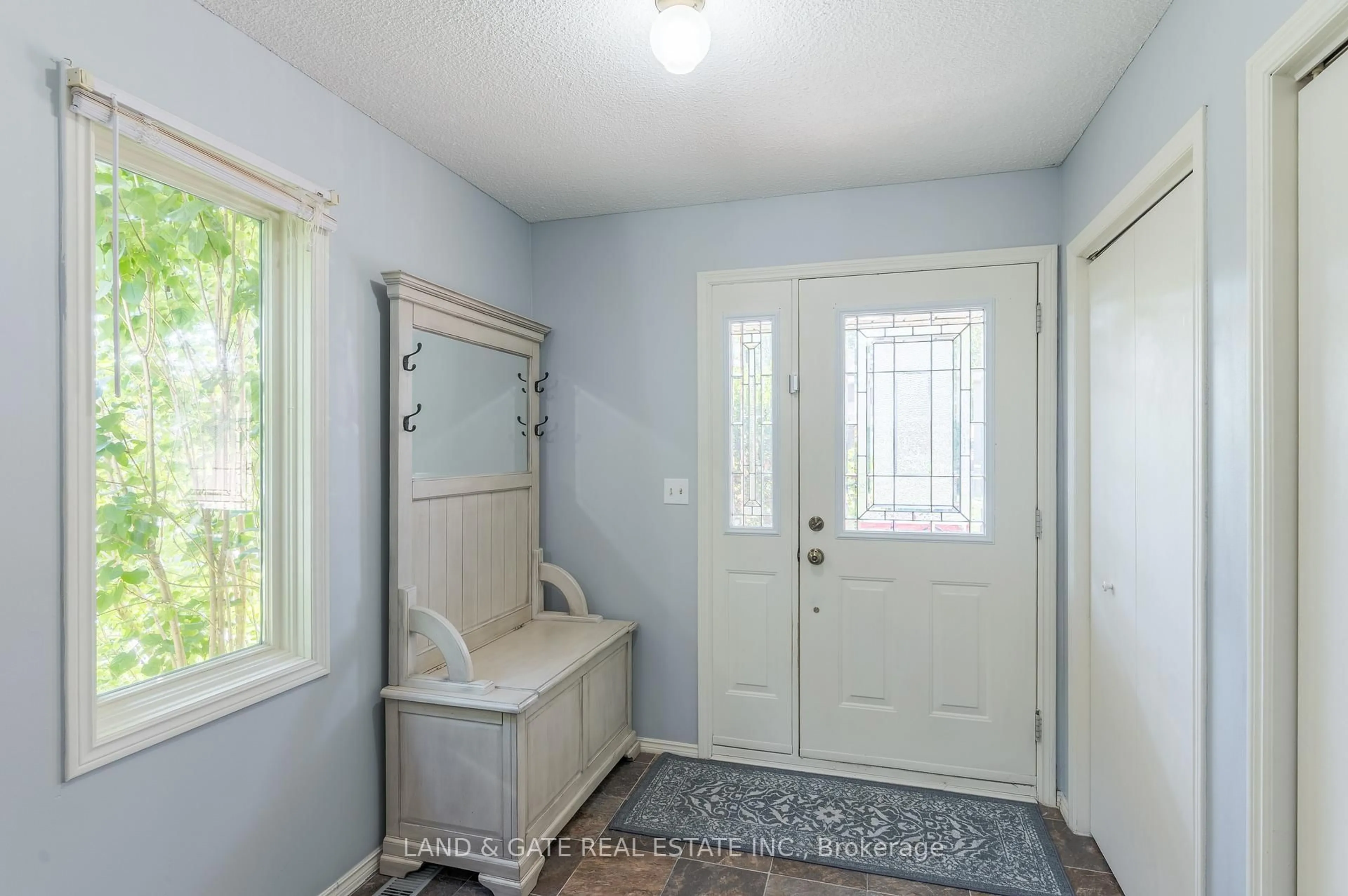 Indoor entryway for 912 Heenan St, Cobourg Ontario K9A 5G9