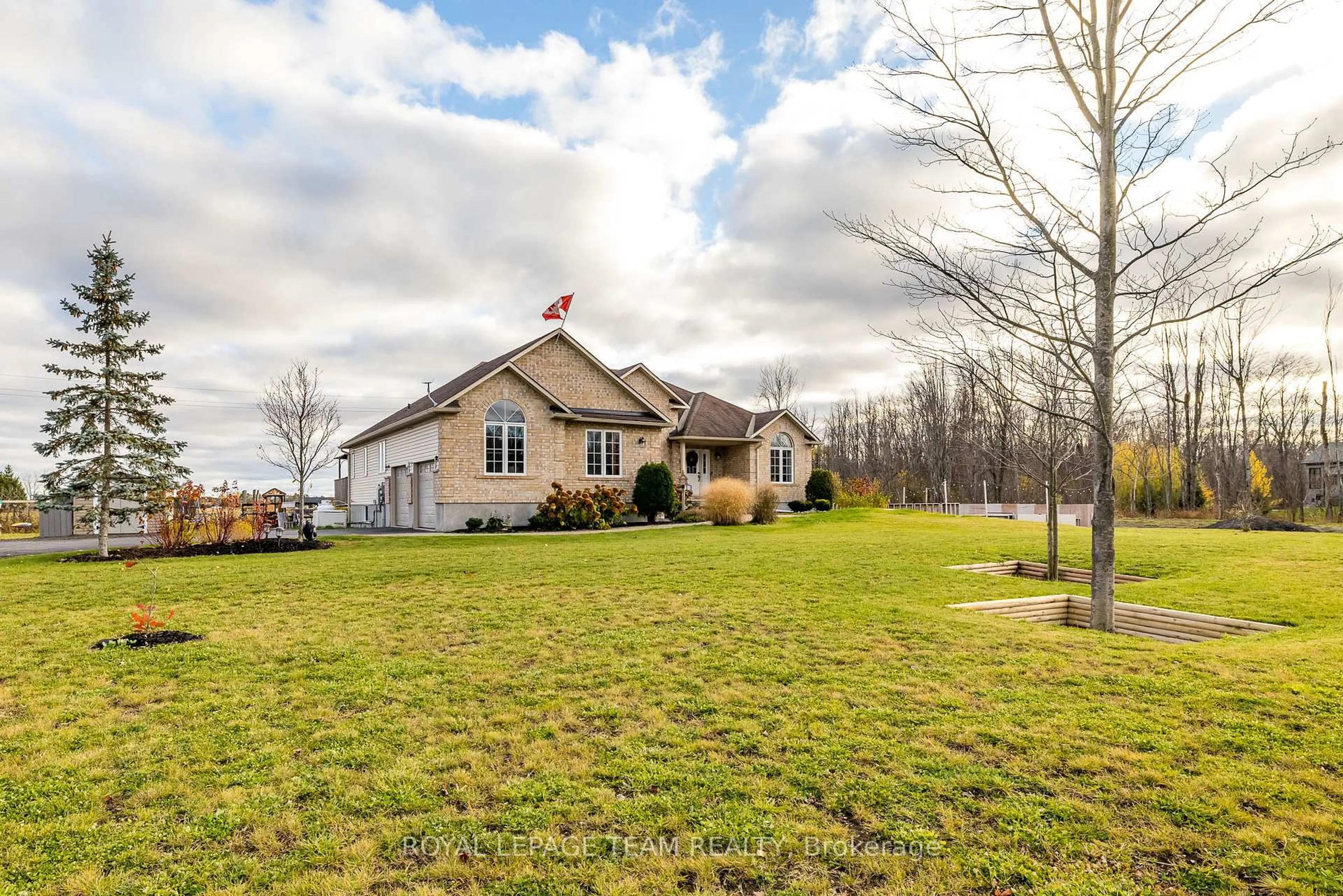 A pic from outside/outdoor area/front of a property/back of a property/a pic from drone, unknown for 5910 Wood Duck Dr, Osgoode Ontario K0A 2W0