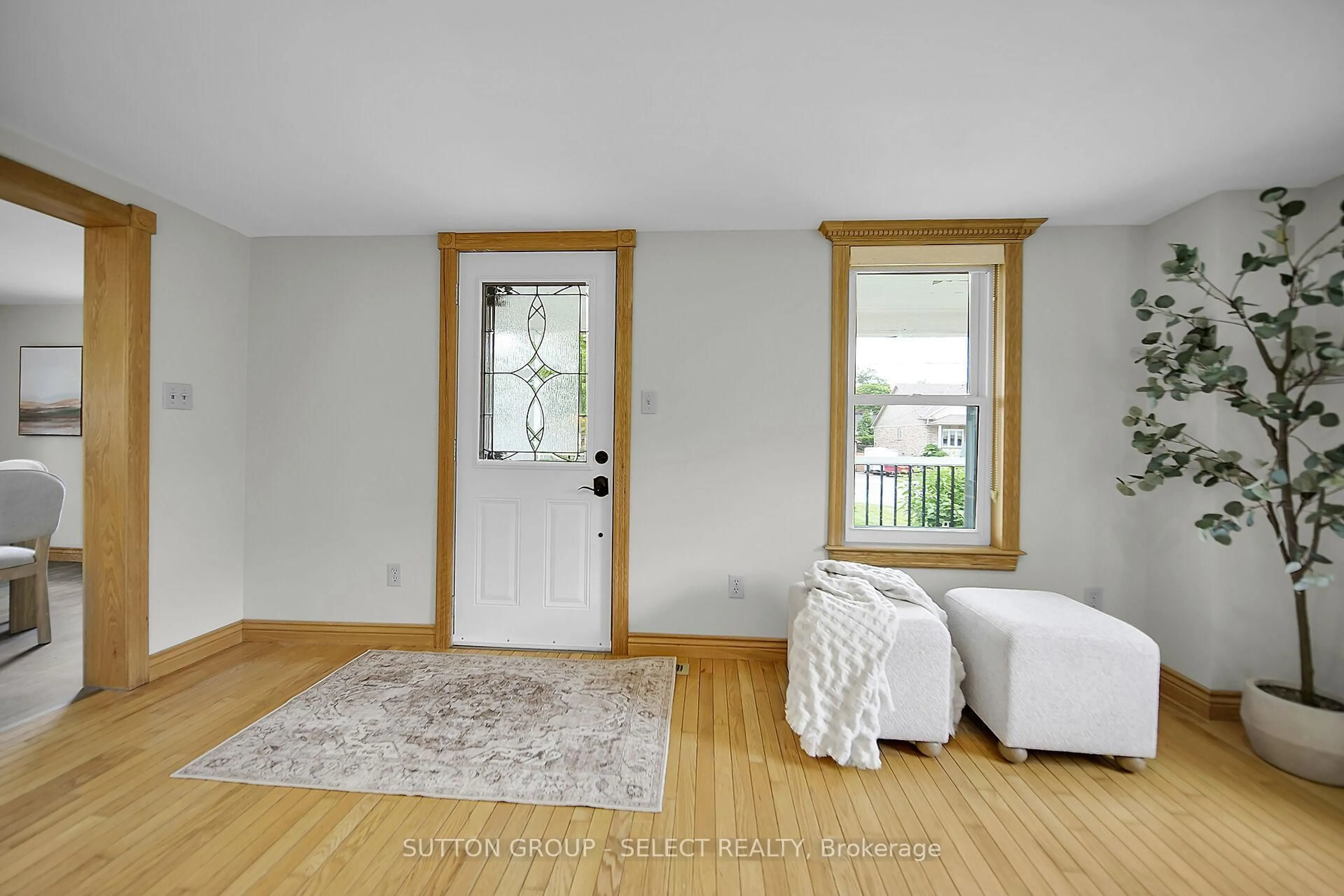 Indoor entryway for 2617 QUEENS St, Strathroy-Caradoc Ontario N0L 1W0