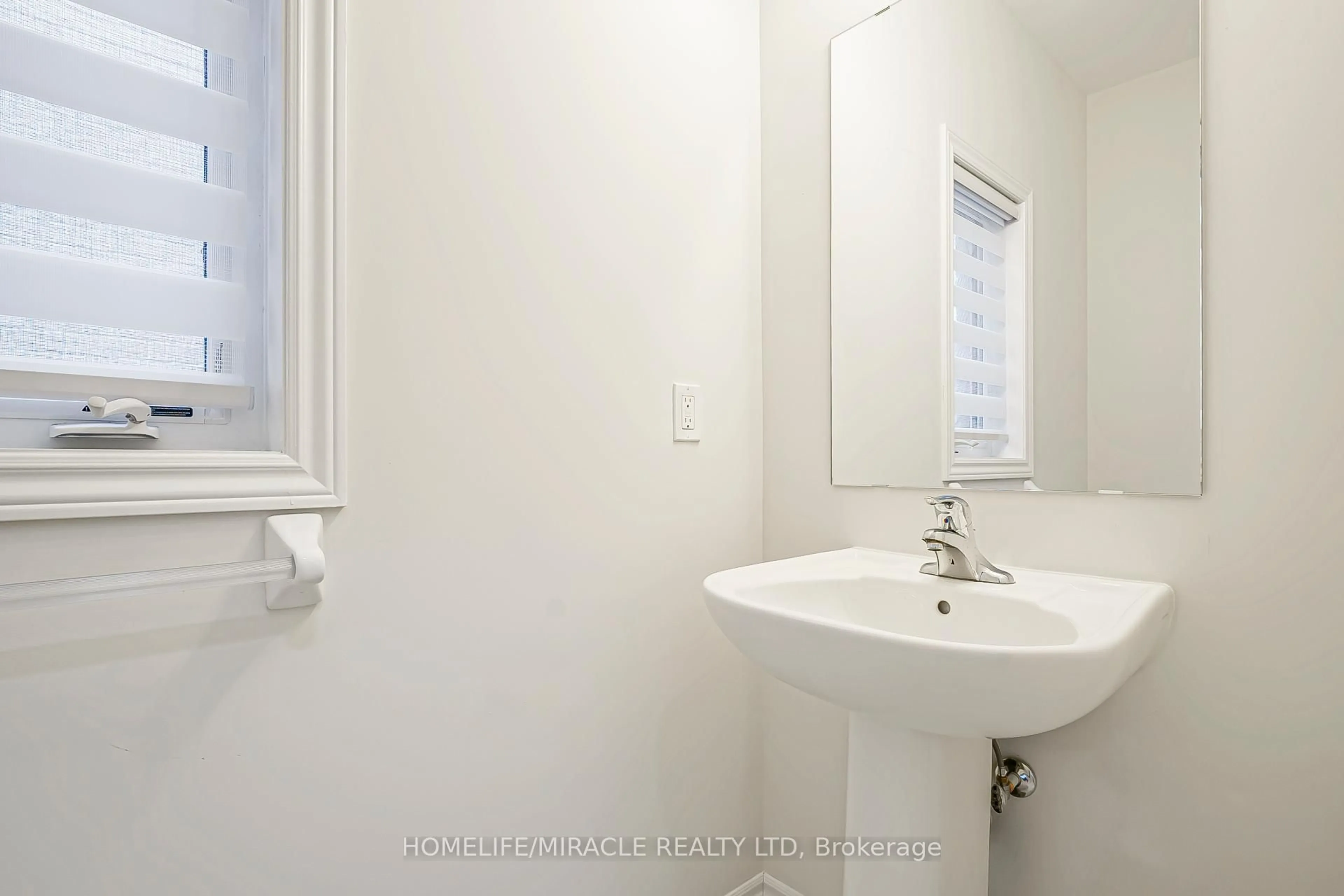 Standard bathroom, unknown for 120 Baker St, Thorold Ontario L2V 5G7