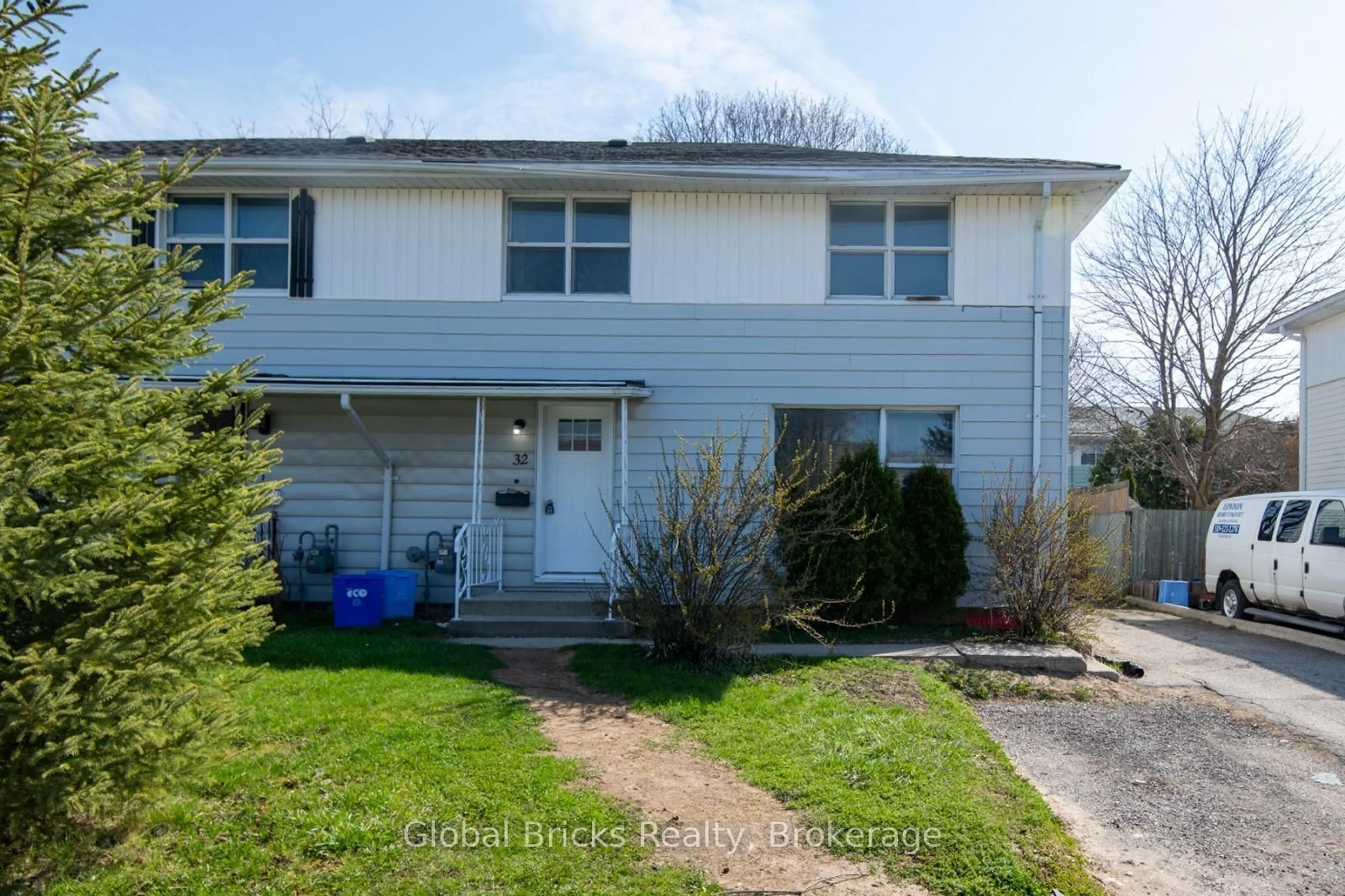 A pic from outside/outdoor area/front of a property/back of a property/a pic from drone, street for 32 Wistow St, London East Ontario N5V 1E1