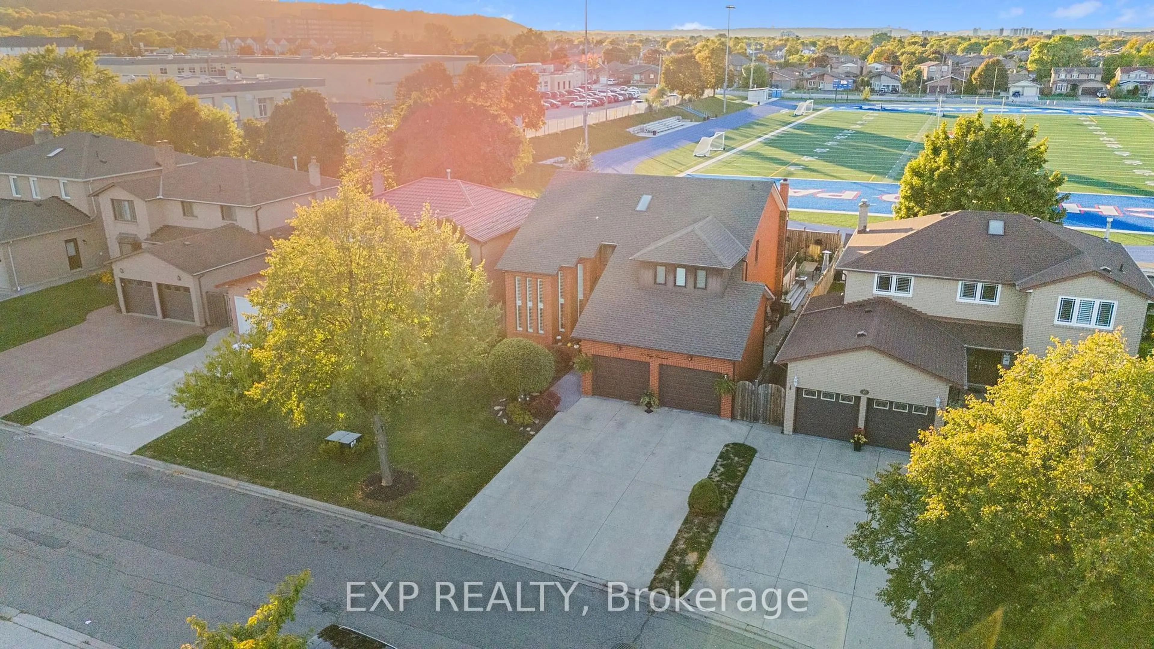 A pic from outside/outdoor area/front of a property/back of a property/a pic from drone, unknown for 10 Vega Cres, Hamilton Ontario L8E 4S7